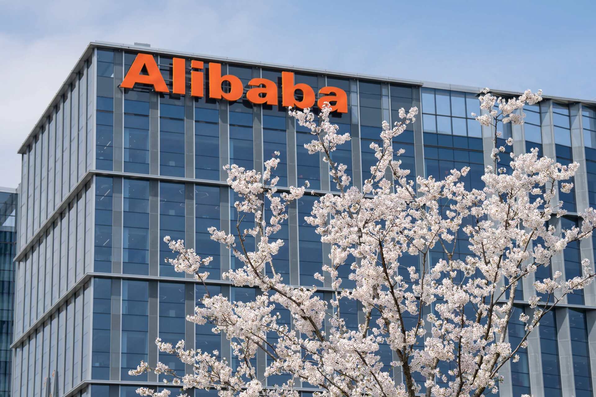 Il logotipo di Alibaba sulla facciata della sede aziendale rappresenta la crescita del commercio digitale e l’evoluzione dell’eCommerce B2B tra Europa e Asia, con focus su innovazione e tecnologia