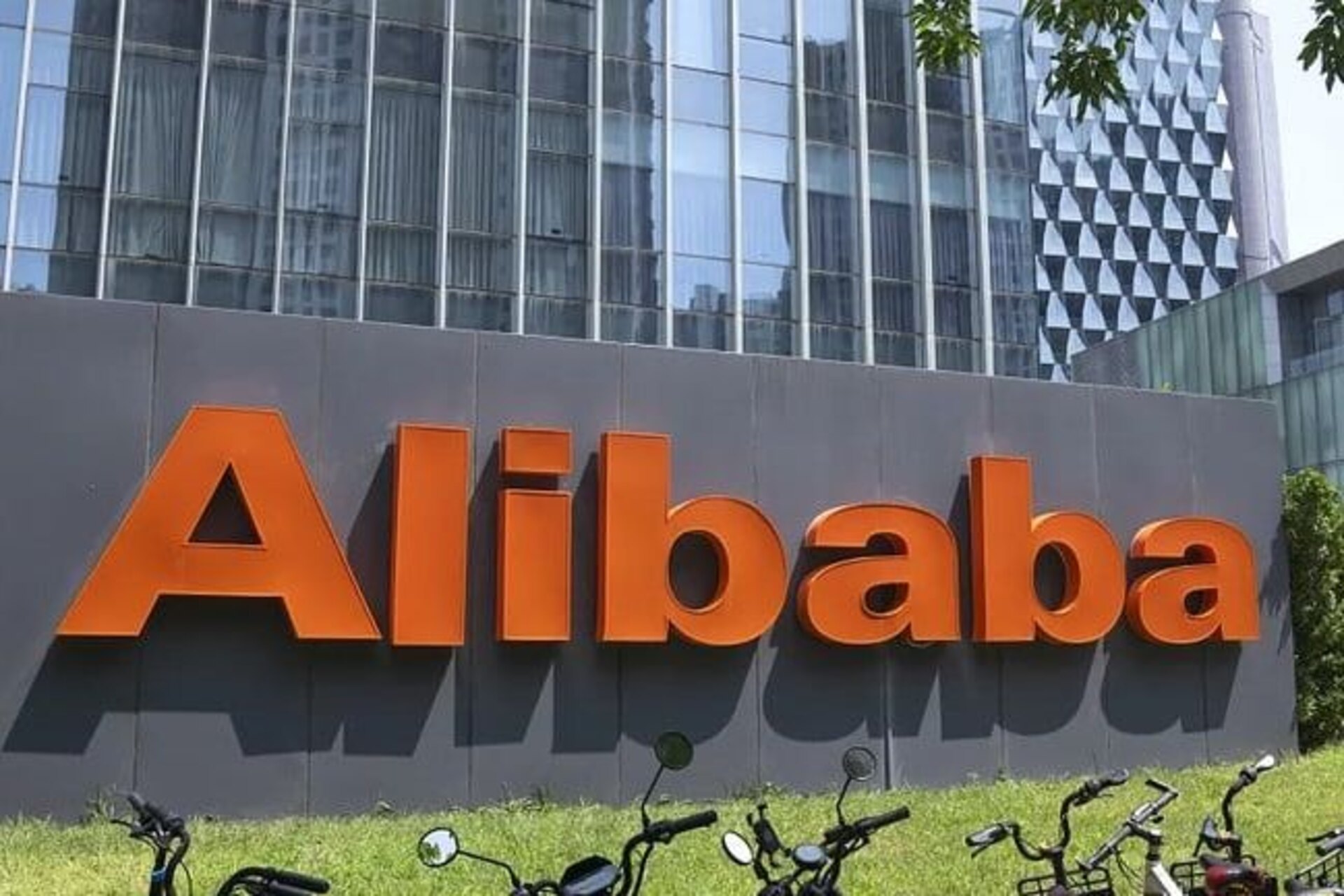 Il marchio Alibaba su un muretto del parco antistante la sede simboleggia la trasformazione digitale delle imprese e il futuro del business-to-business secondo la ricerca condotta con Euromonitor