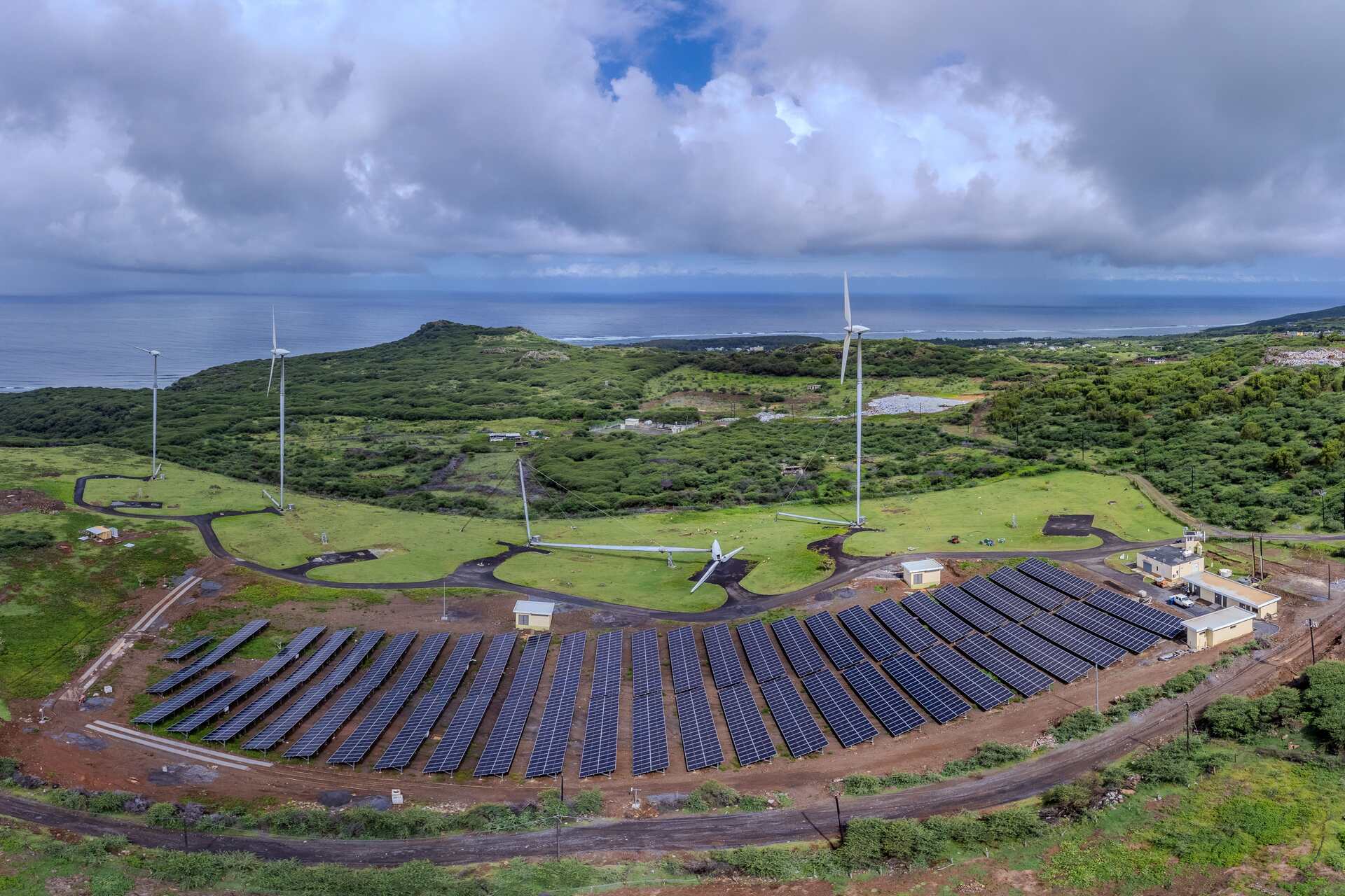 Rodrigues: immagine dell’isola mauriziana che richiama transizione energetica, protezione degli ecosistemi e iniziative locali per affrontare vulnerabilità climatiche e promuovere un’economia più resiliente