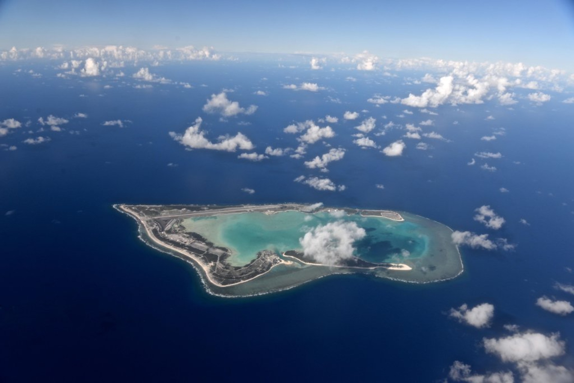Wake Island: scena indicativa di un territorio insulare con pista, strutture essenziali e contesto oceanico, riferimento alle sfide della distanza e ai moderni processi di innovazione applicati alla logistica avanzata