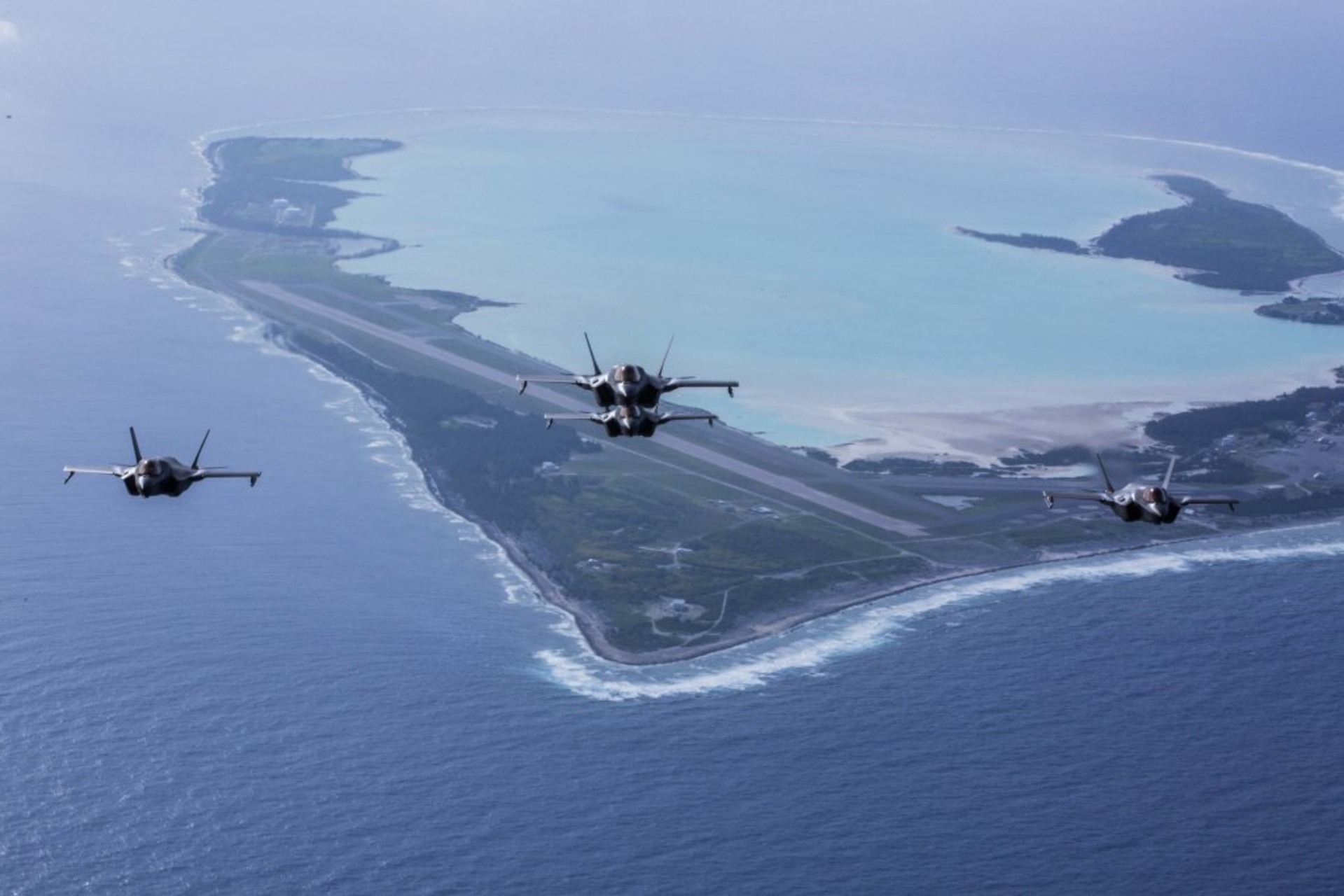 Wake Island: immagine rappresentativa di un avamposto remoto nel Pacifico utilizzato come nodo logistico e area di supporto operativo, mostrato in un contesto che richiama isolamento, infrastrutture e strategia