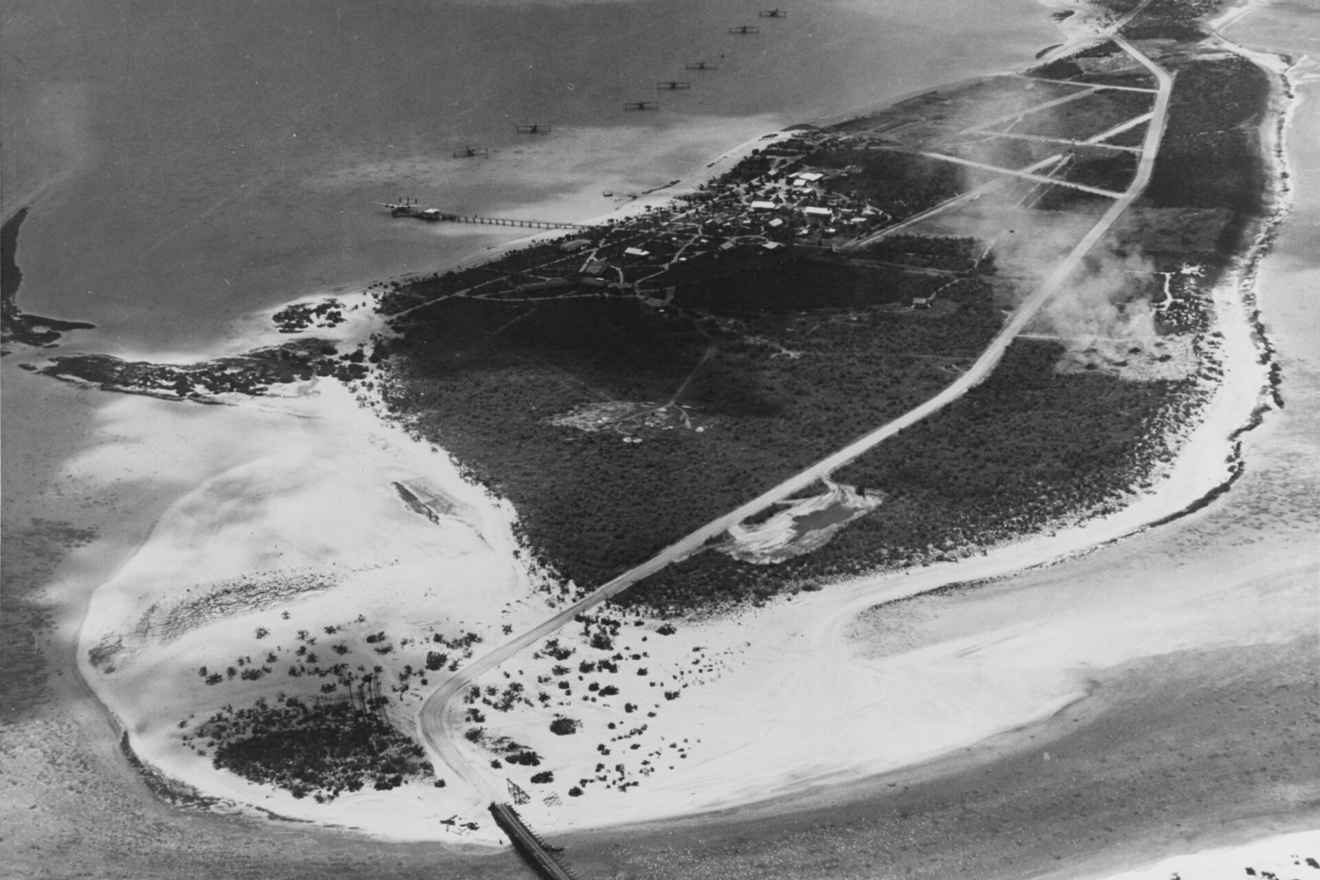 Wake Island: immagine rappresentativa di un avamposto remoto nel Pacifico utilizzato come nodo logistico e area di supporto operativo, mostrato in un contesto che richiama isolamento, infrastrutture e strategia