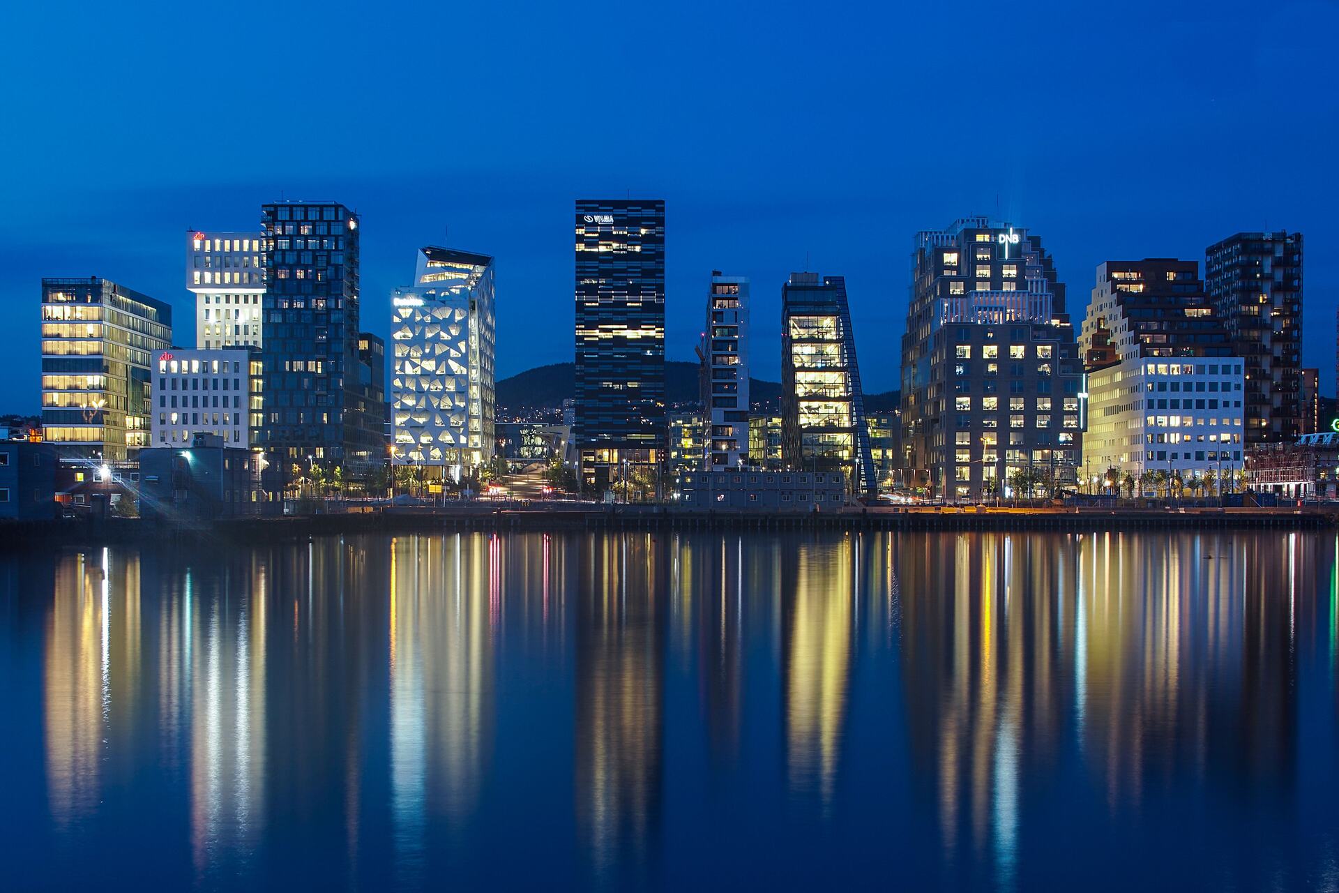 Oslo: contenuto descrittivo sulla capitale norvegese in relazione a sviluppo sostenibile, rigenerazione degli spazi industriali e progresso digitale che caratterizzano la sua evoluzione nel tempo moderno
