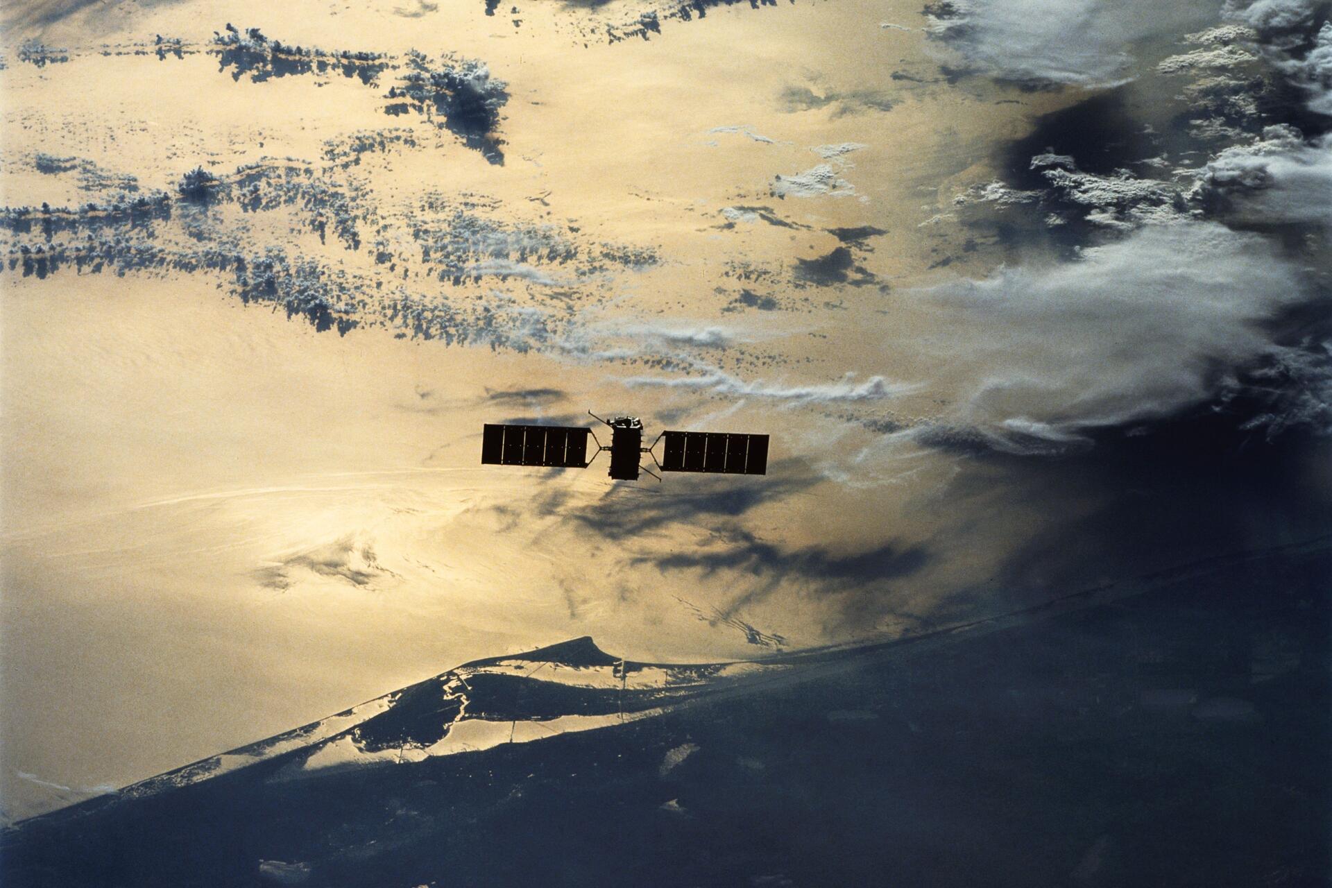 EURECA: immagine descrittiva delle componenti meccaniche e dei sistemi tecnici che caratterizzano il satellite, con riferimento ai processi di diagnostica avanzata e osservazione scientifica