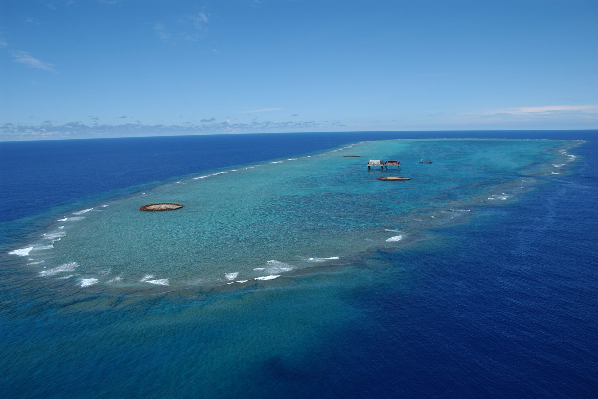 Okinotorishima: affioramento corallino remoto nel Pacifico occidentale al centro di dibattiti su diritto marittimo, innovazione tecnologica, monitoraggio oceanografico e rivalità geopolitiche tra Stati asiatici