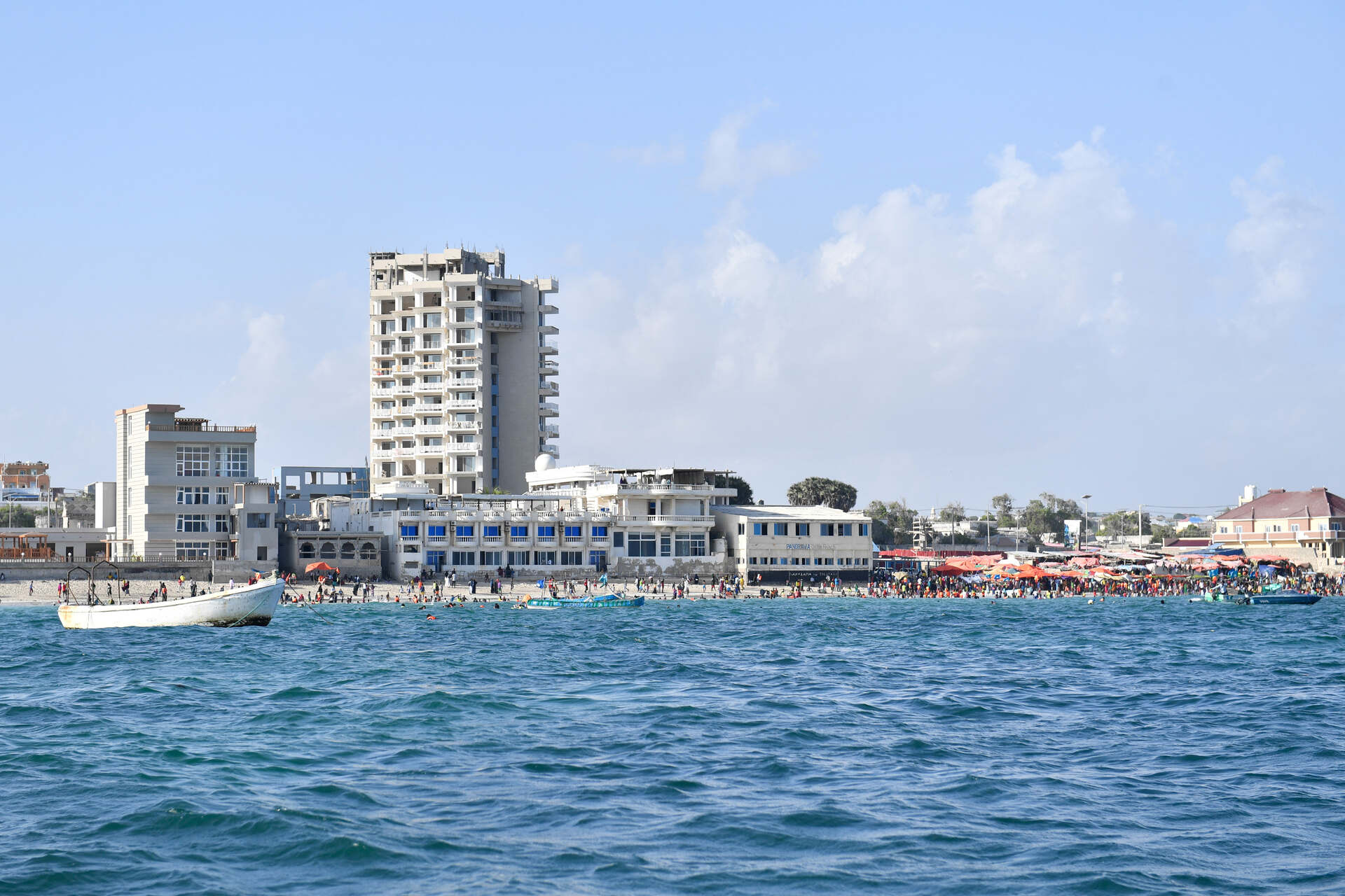 Mogadiscio: scene di lavoro e confronto in un hub tecnologico raccontano il ruolo crescente della cultura digitale nel rafforzare competenze, inclusione e iniziativa imprenditoriale in Somalia