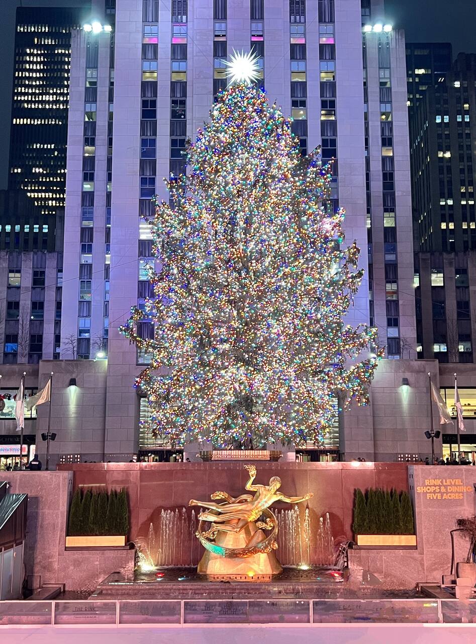 Natale e innovazione: evoluzione storica di simboli, linguaggi e tecnologie che hanno trasformato una celebrazione religiosa in un fenomeno culturale globale, capace di adattarsi a media, spazi e infrastrutture di epoche diverse