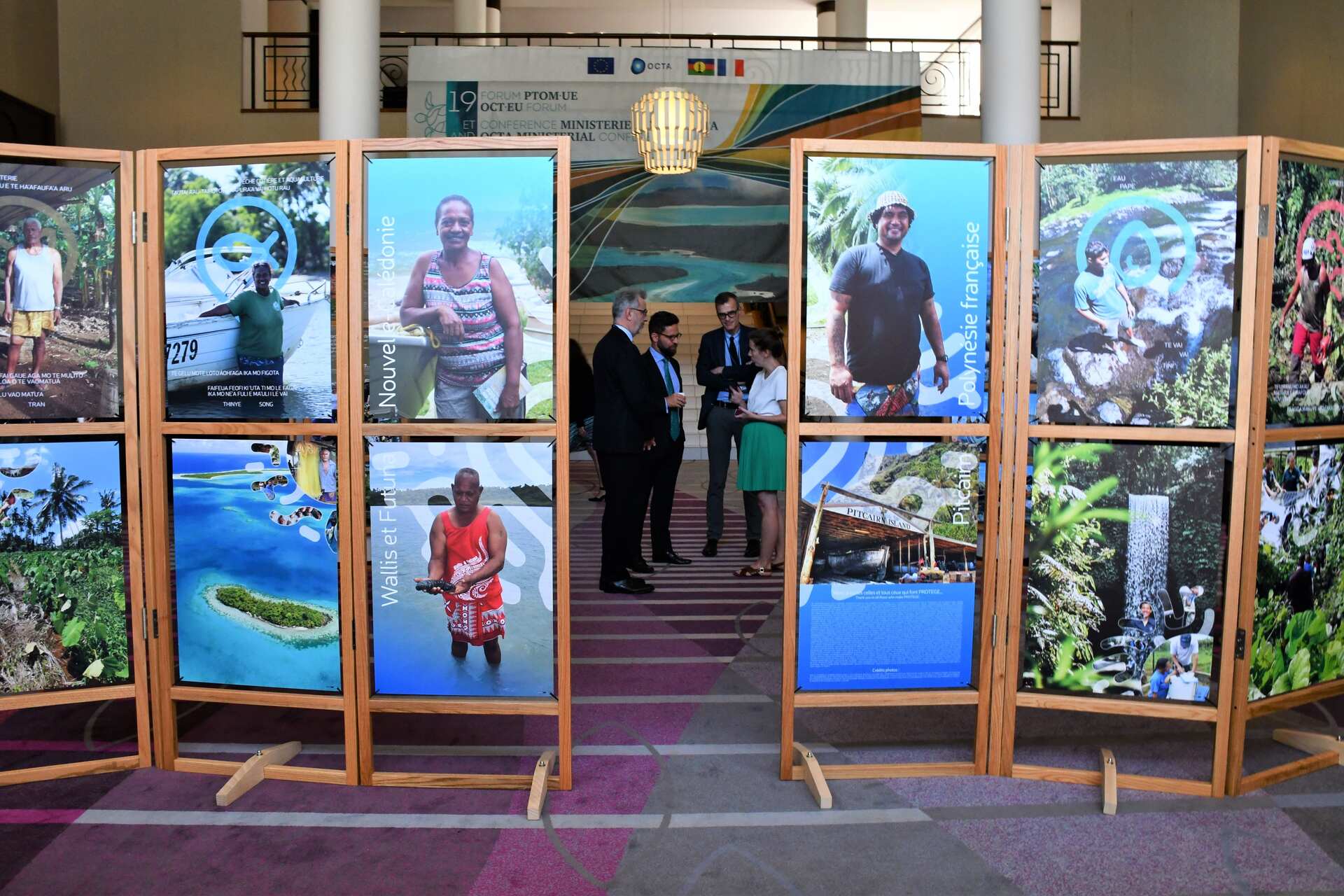 OCTA: grande bacheca espositiva con poster fotografici dei territori d’oltremare membri dell’associazione, che offre una visione globale delle loro geografie, identità e del ruolo condiviso nei processi di cooperazione, innovazione e sostenibilità