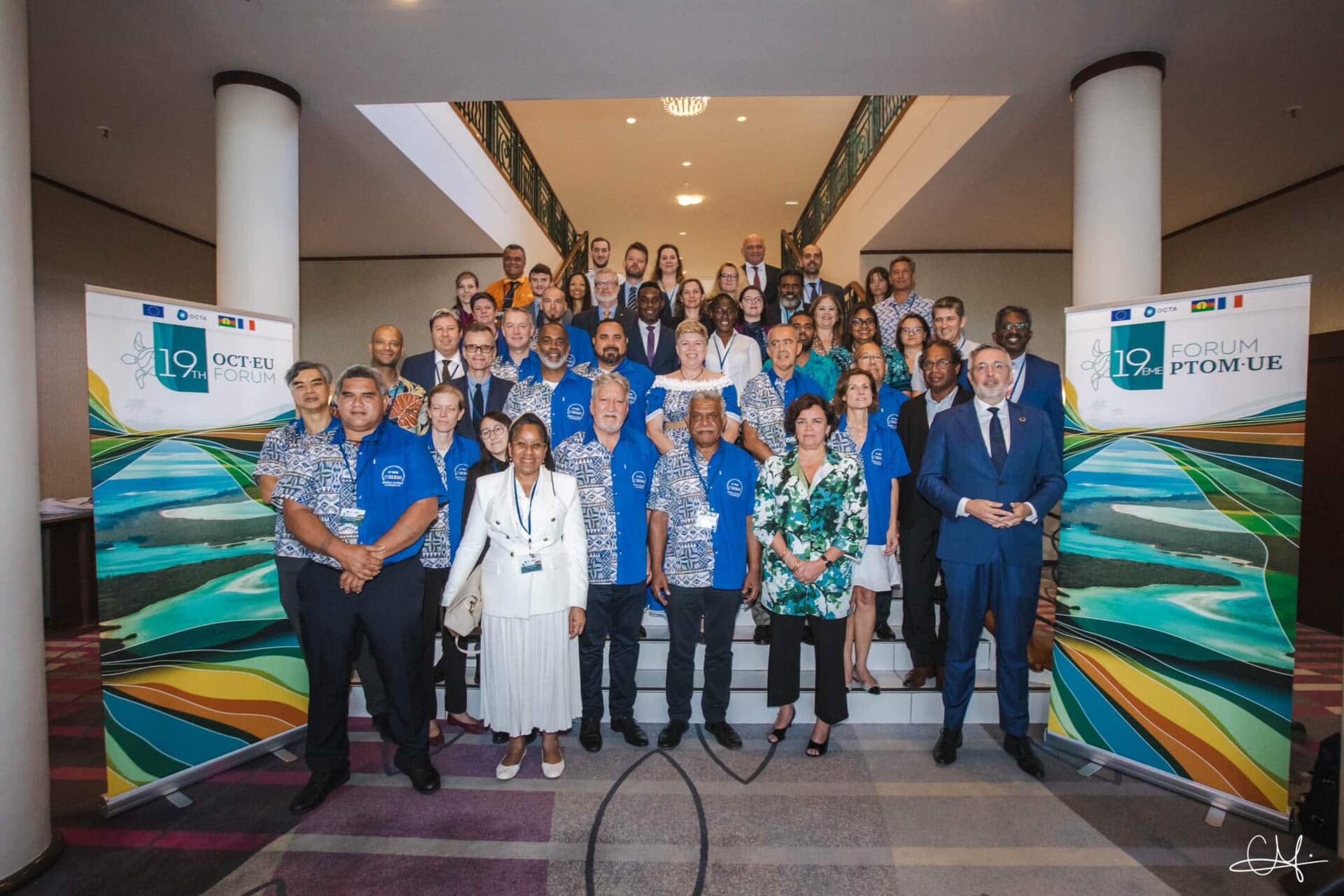 OCTA: fotografia di gruppo dei rappresentanti degli Overseas Countries and Territories riuniti alla diciannovesima edizione del Forum OCTA, immagine simbolo della dimensione multilaterale, del dialogo politico e delle priorità comuni su clima e resilienza