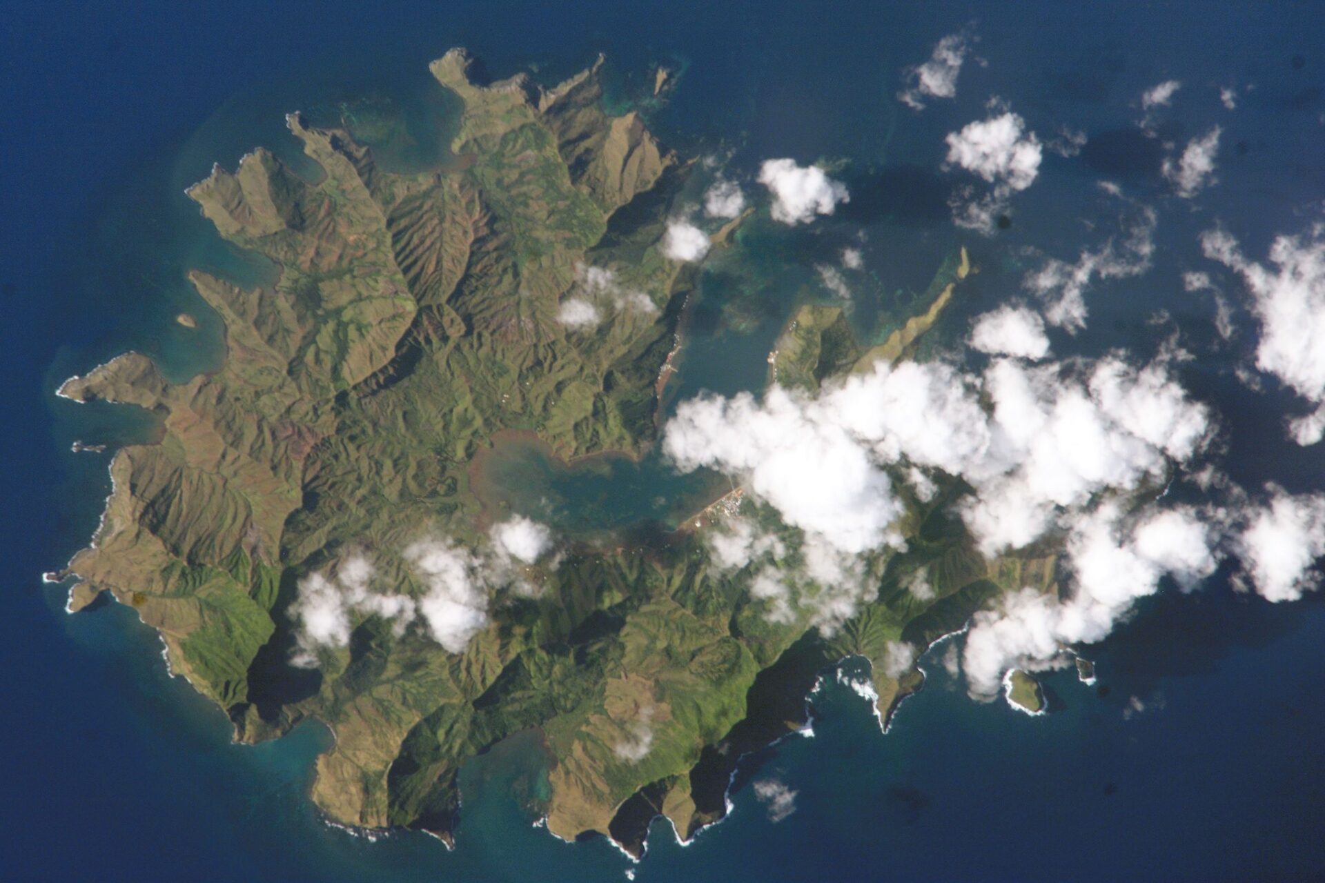 Rapa Iti: contesto insulare polinesiano che riflette i temi chiave del Pacifico moderno, dall’equilibrio tra natura e presenza umana alle opportunità di innovazione in aree geograficamente remote