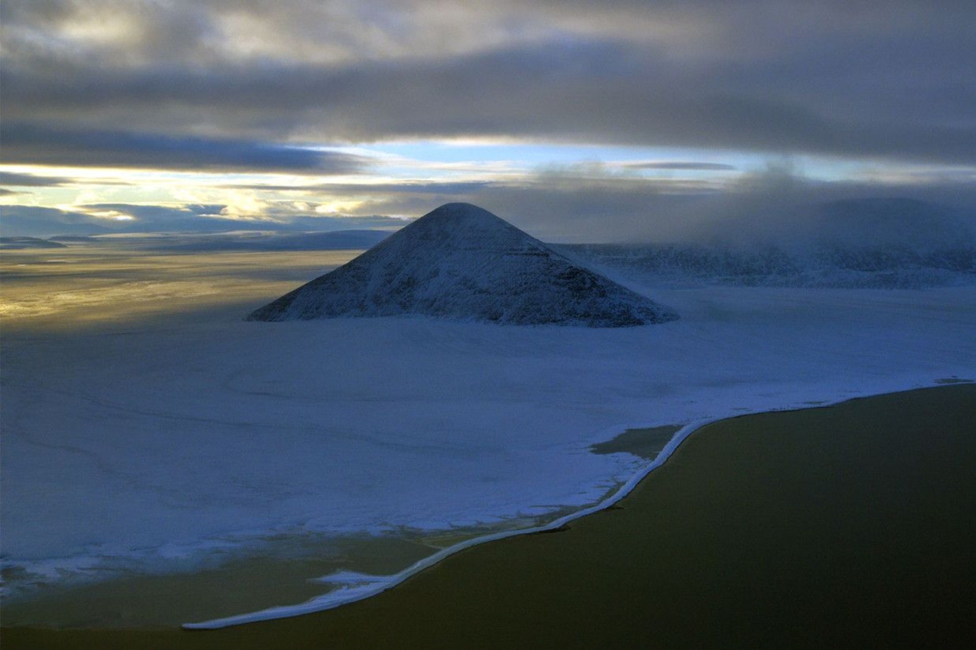 Wrangel Island: area protetta dell’Artico caratterizzata da vasti spazi naturali, fauna selvatica e condizioni estreme, al centro di studi scientifici internazionali e politiche di tutela ambientale