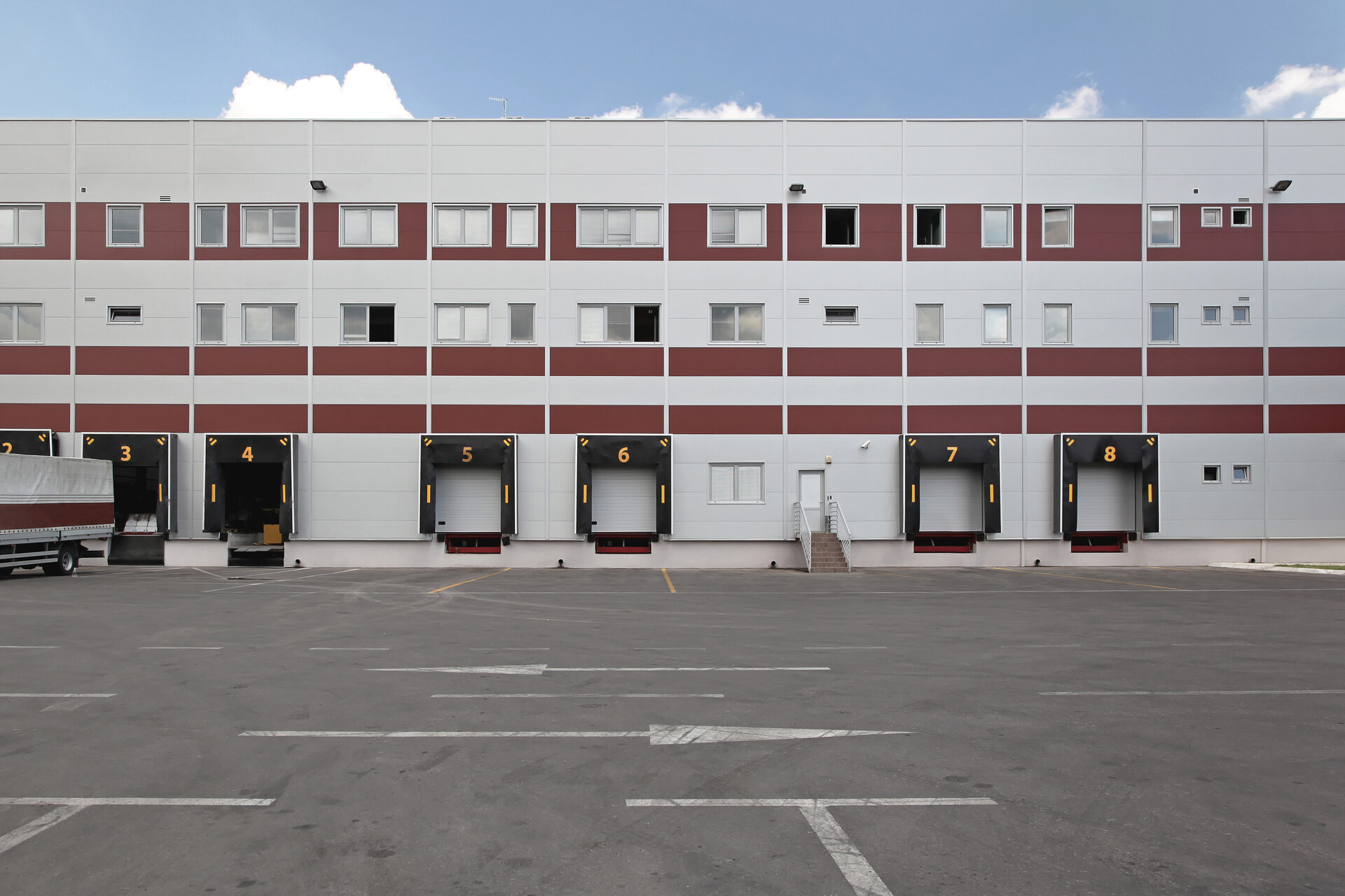 Centri last-mile: evoluzione della logistica di prossimità legata all’eCommerce, con magazzini urbani, tecnologie digitali e nuovi modelli distributivi pensati per velocità, flessibilità e integrazione con l’ambiente urbano
