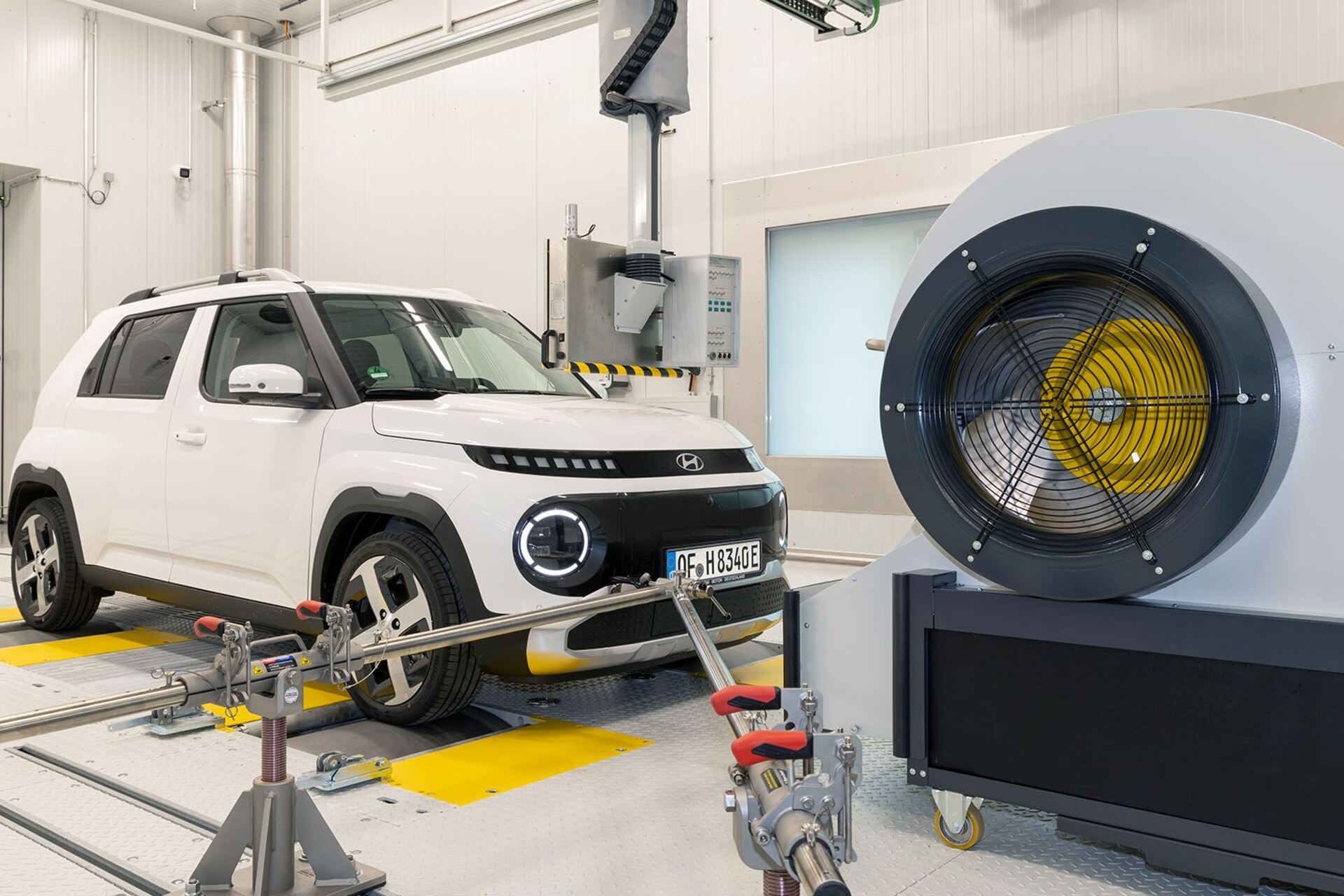 Hyundai R&D: prove su banchi dinamometrici e simulatori per analizzare comportamento del powertrain, consumi energetici e risposta dei sistemi digitali nelle diverse condizioni operative di utilizzo