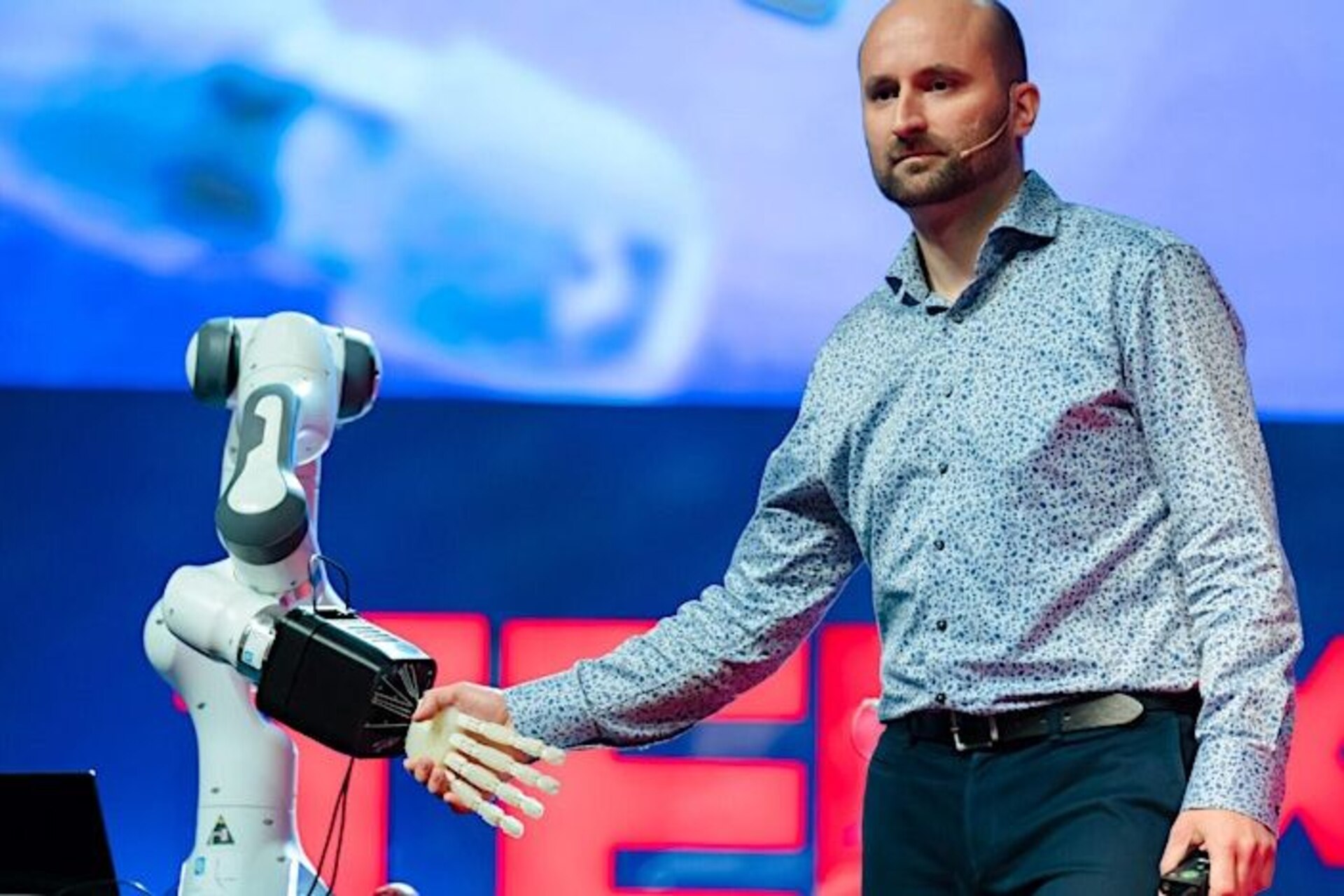 Robotica bioibrida: sviluppo di tecnologie avanzate che combinano ingegneria, materiali innovativi e modelli biologici per applicazioni in robotica, protesica e interazione uomo-macchina in contesti di ricerca scientifica