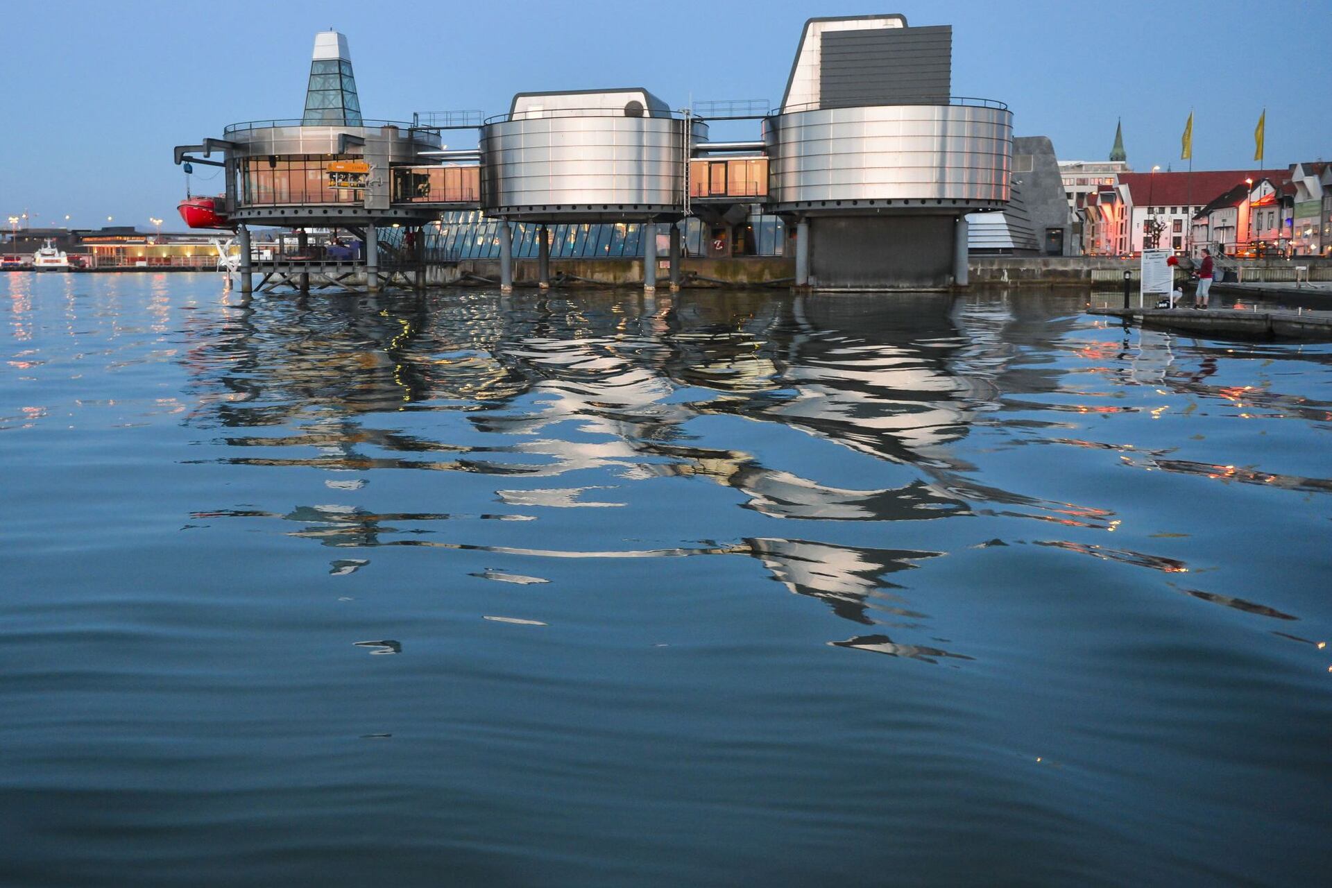 Stavanger: area urbana dinamica che integra porti, campus universitari e distretti produttivi in una strategia di crescita basata su energia, smart city e servizi avanzati