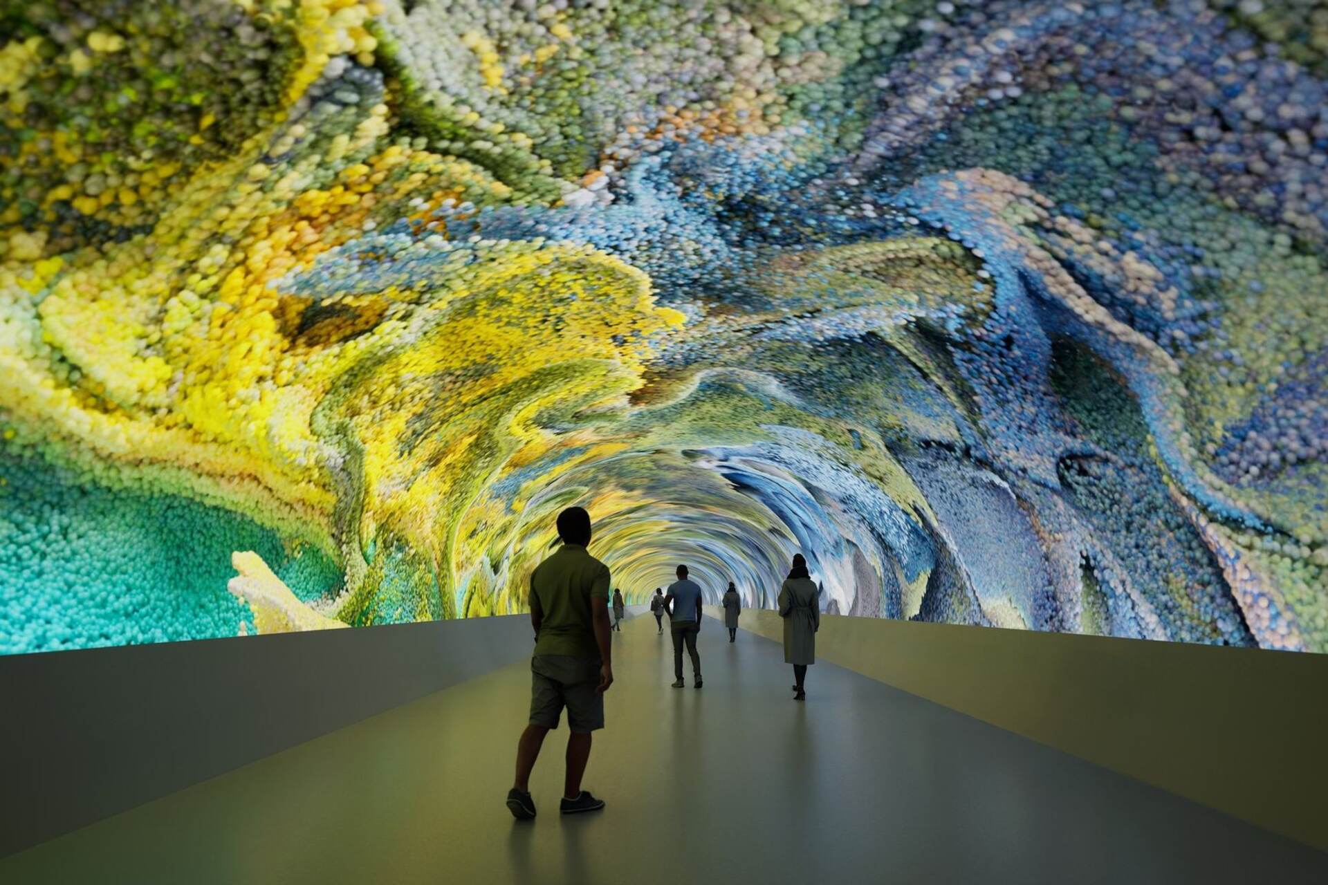 Galleria Bombi a Gorizia: esempio di rigenerazione urbana digitale dove tecnologia, arte visiva e flussi pedonali quotidiani convivono in un’infrastruttura culturale accessibile e integrata nel tessuto cittadino