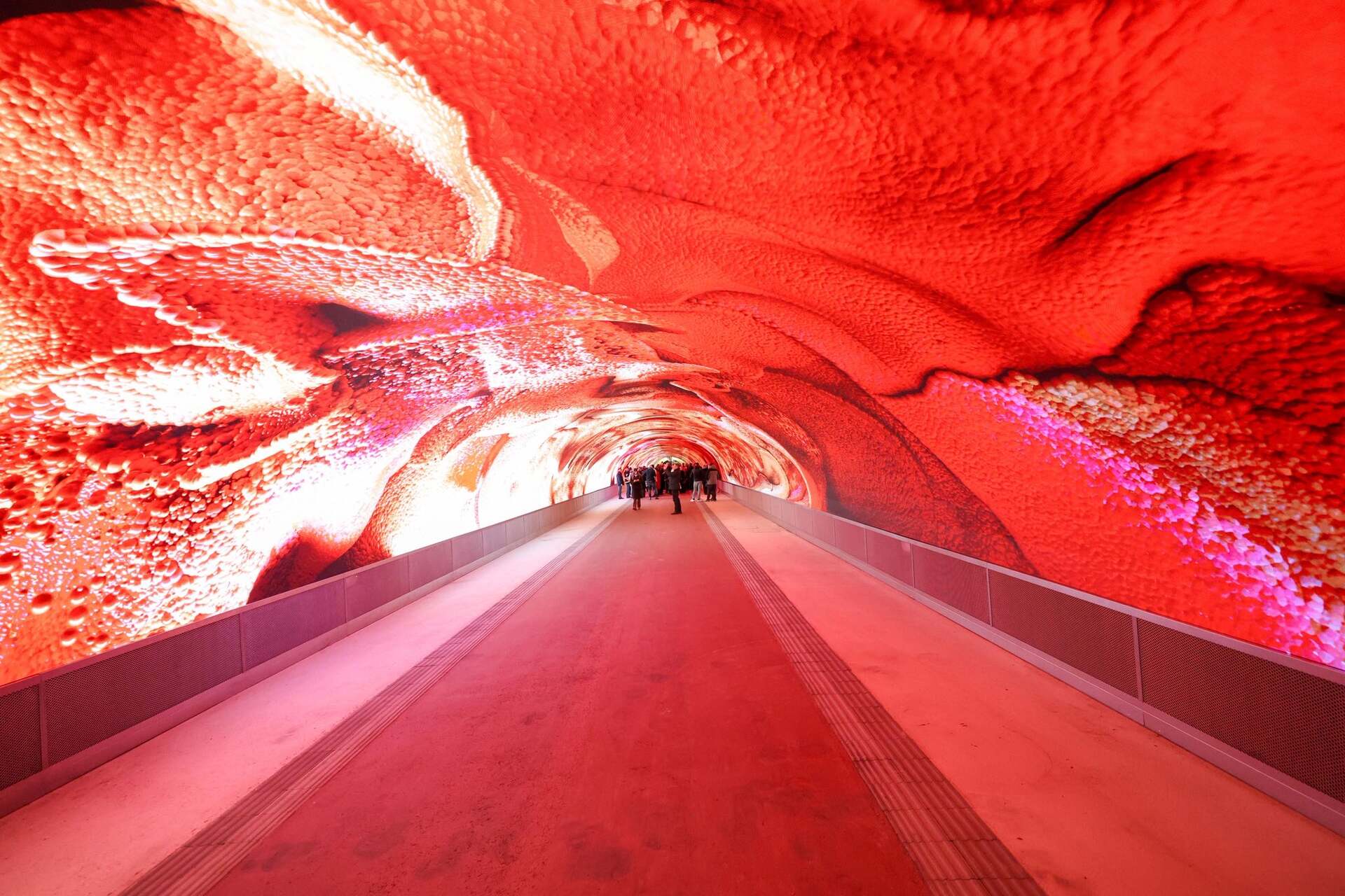 Galleria Bombi a Gorizia: infrastruttura digitale immersiva che integra arte contemporanea, tecnologia LED e rigenerazione urbana, trasformando un passaggio pedonale storico in spazio pubblico culturale permanente