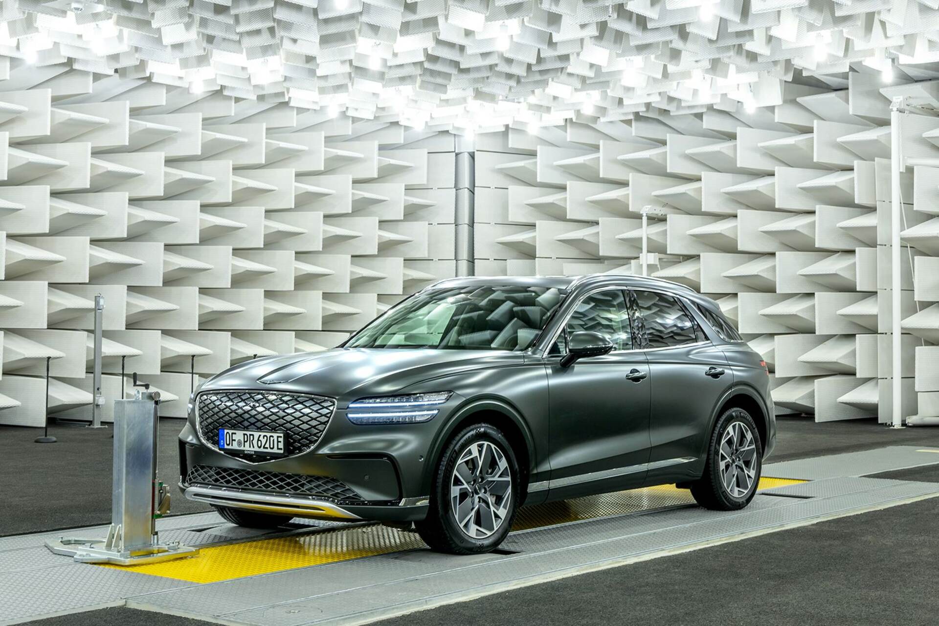 Hyundai R&D: test su veicoli elettrici in ambienti controllati per valutare prestazioni, affidabilità dei sistemi e integrazione tra componenti meccaniche ed elettroniche nei processi di sviluppo per il mercato europeo