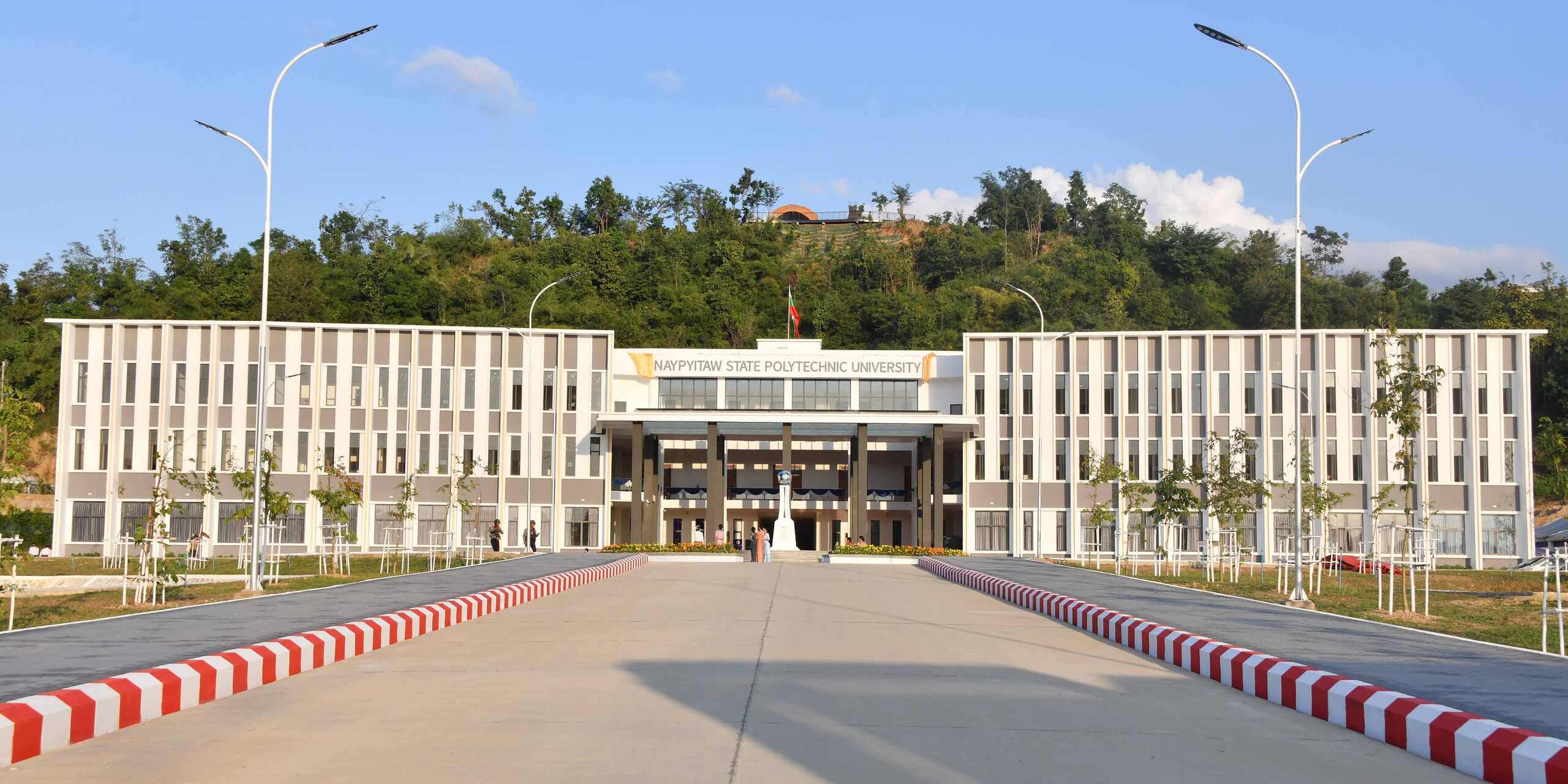Politecnici in Myanmar: nuovi edifici universitari inseriti nel contesto urbano e regionale, progettati per ospitare laboratori, aule e spazi comuni dedicati all’istruzione tecnica e alla formazione professionale avanzata