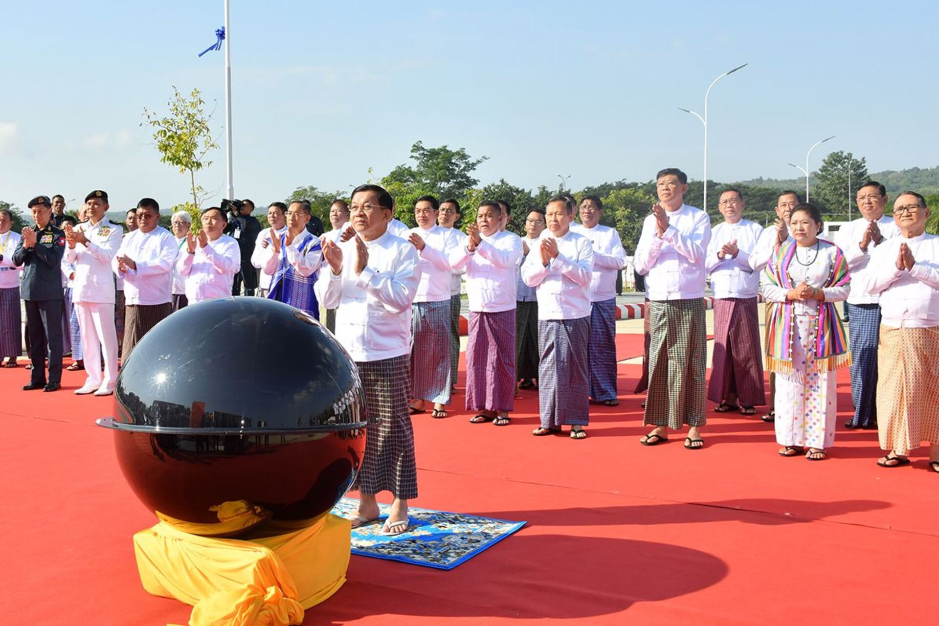 Politecnici in Myanmar: cerimonia di inaugurazione con autorità e studenti, simbolo dell’espansione della formazione tecnica e dei nuovi investimenti pubblici per rafforzare competenze industriali e occupabilità giovanile