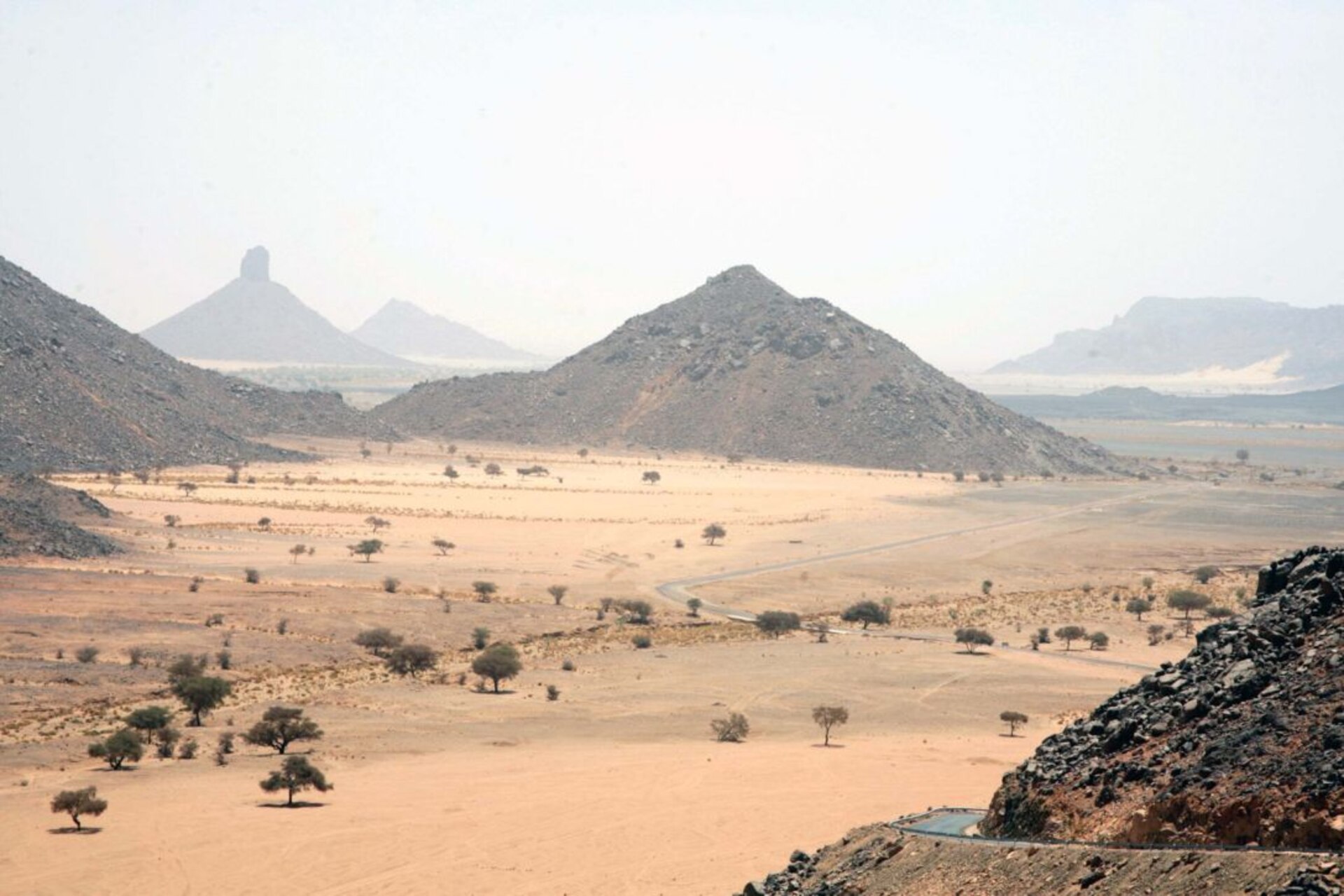 Tamanrasset: produzione di energia solare nel deserto come leva per la sicurezza energetica locale, l’integrazione delle rinnovabili e lo sviluppo sostenibile in aree remote del Sahara algerino
