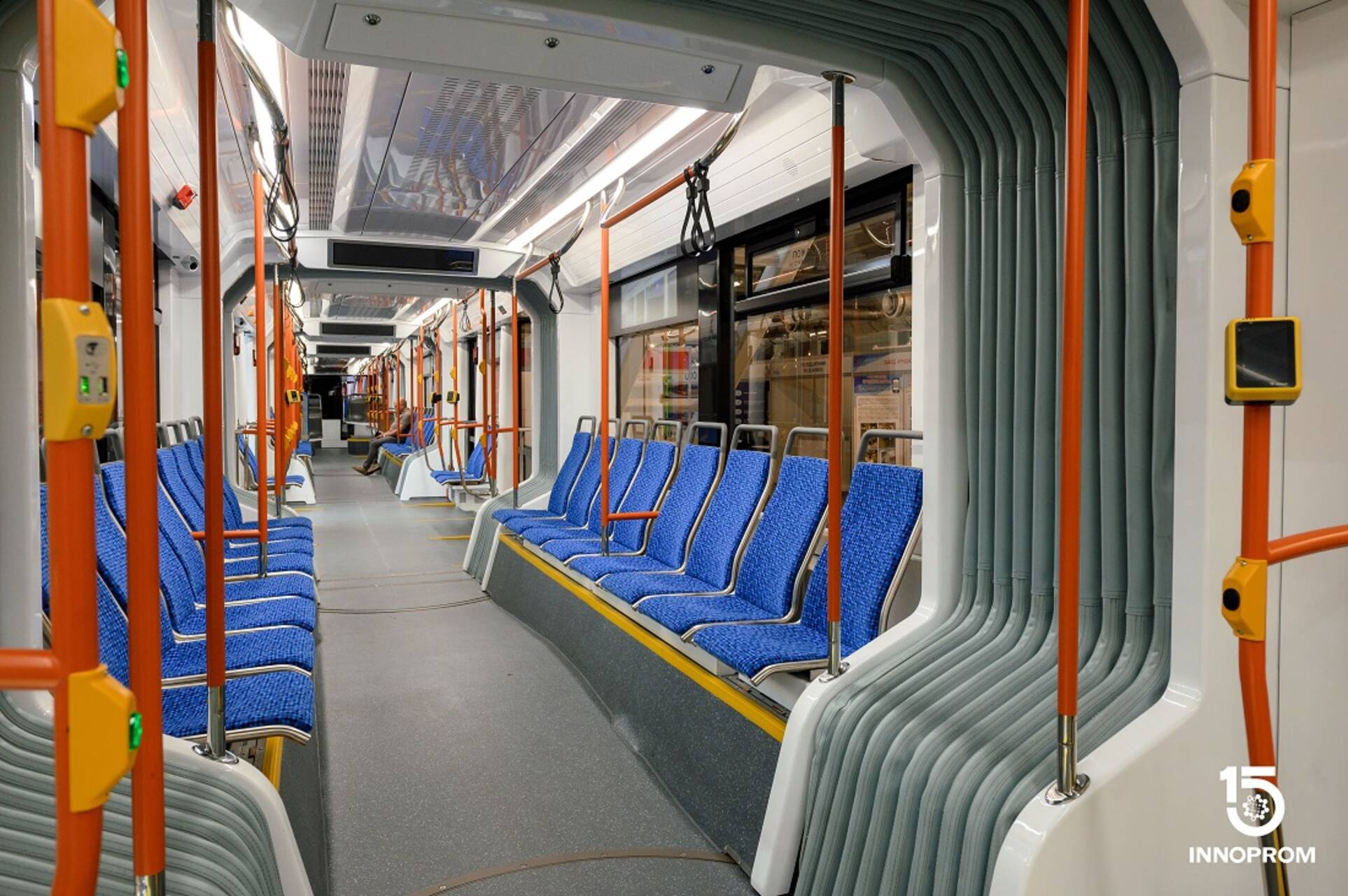 Tram ad alta velocità: soluzioni di mobilità urbana su rotaia progettate per aumentare capacità, affidabilità e integrazione con le reti esistenti, combinando innovazione tecnologica, comfort dei passeggeri e sviluppo industriale locale