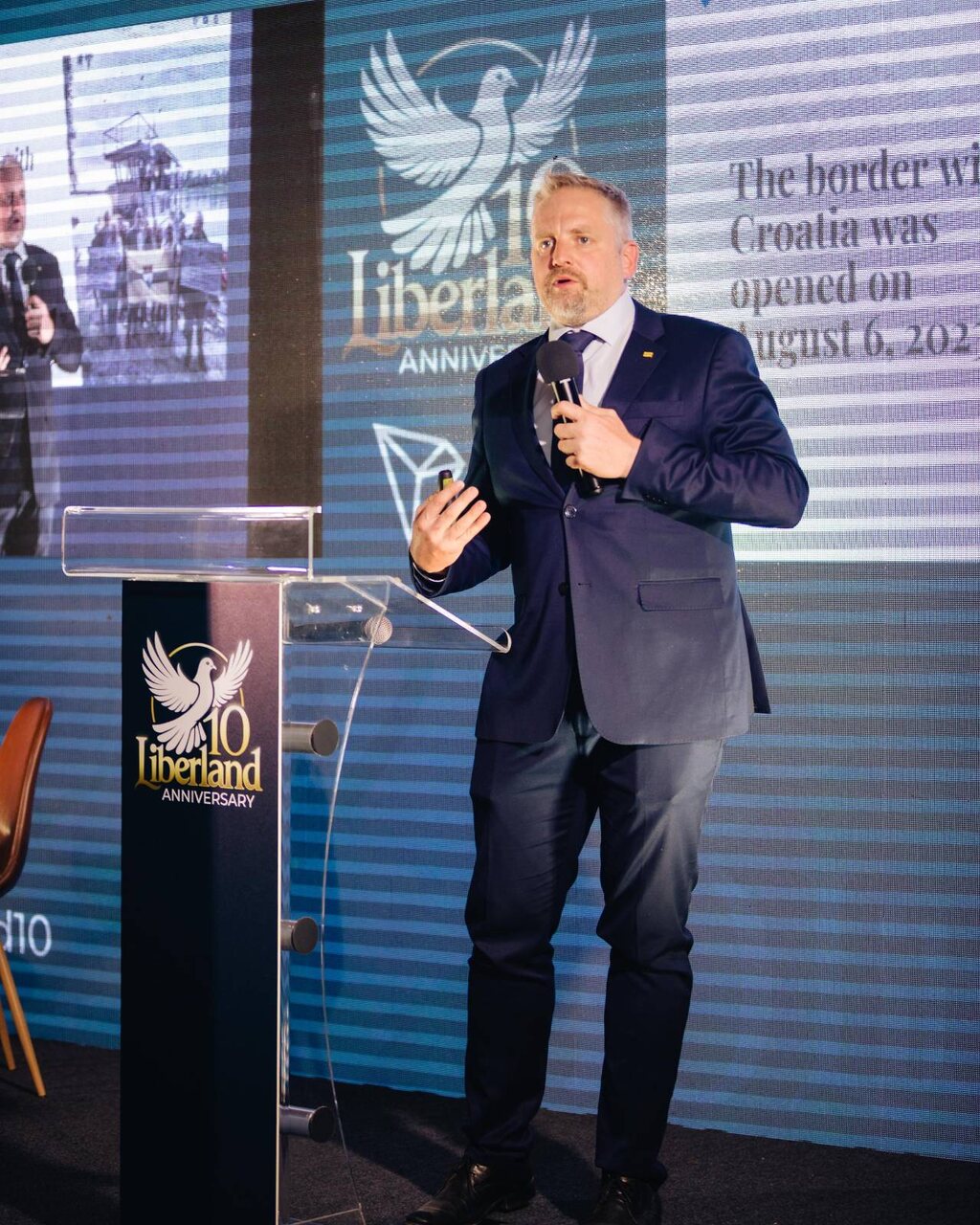 Vít Jedlička: fondatore di Liberland ritratto durante un evento pubblico, simbolo di modelli alternativi di governance, cittadinanza volontaria e uso di tecnologie digitali nei processi istituzionali emergenti