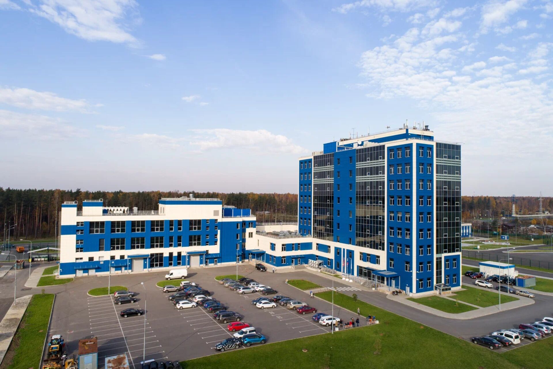 San Pietroburgo: panorama urbano con infrastrutture moderne, edifici industriali e collegamenti logistici che raccontano il ruolo della città come polo strategico per innovazione, produzione tecnologica e investimenti internazionali