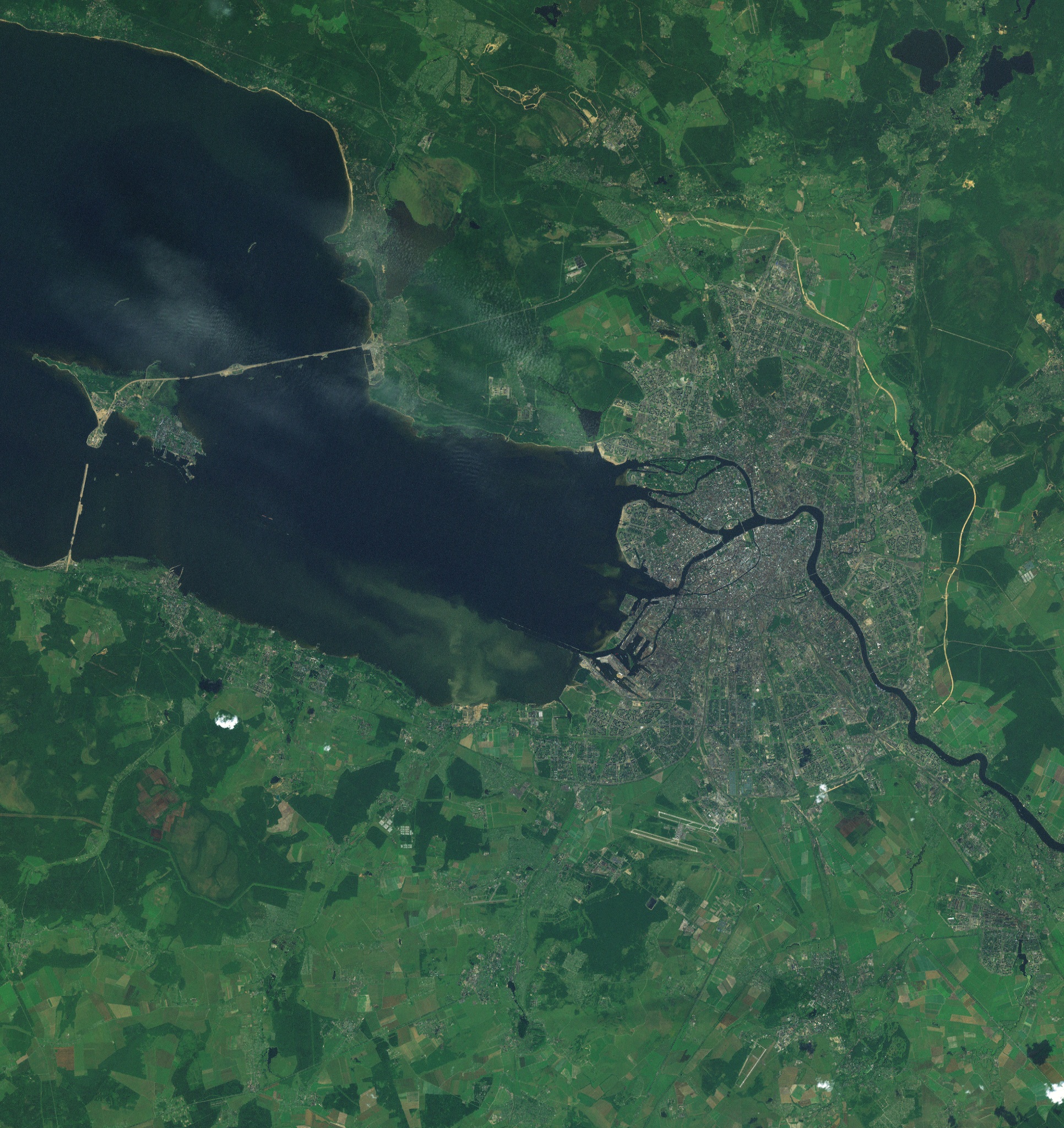 San Pietroburgo: infrastrutture, edifici produttivi e spazi operativi che rappresentano la trasformazione industriale della città e la sua capacità di attrarre imprese ad alto contenuto tecnologico
