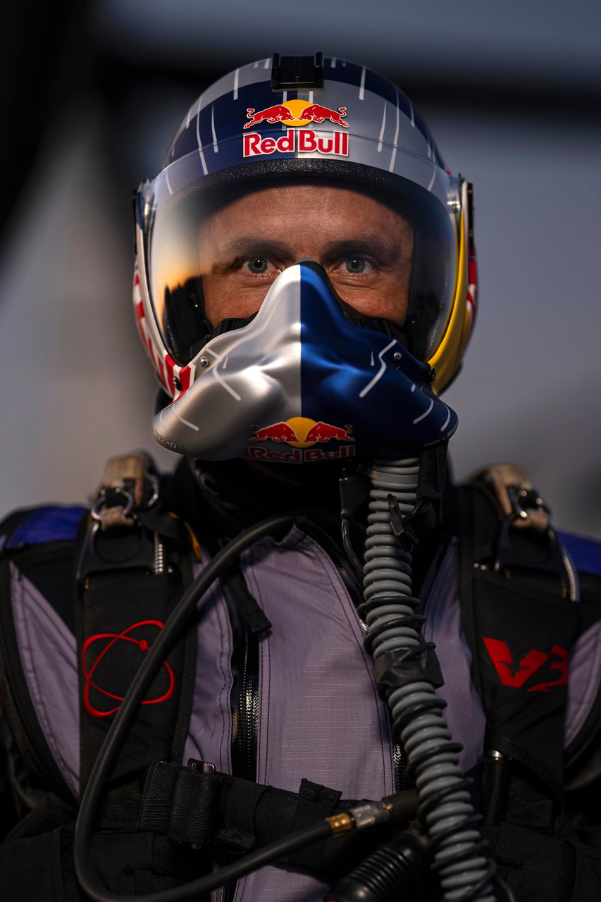 Wingsuit flying: rappresentazione di volo estremo con tuta alare in contesto di alta quota, esempio di applicazione delle logiche ingegneristiche al corpo umano e di sperimentazione tecnologica nelle discipline aeronautiche leggere