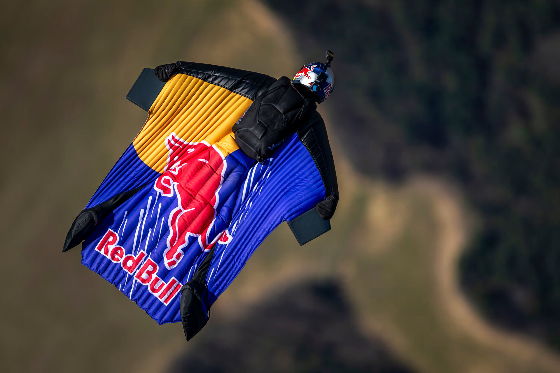 Wingsuit flying: scena di attività aerea con atleta equipaggiato per il volo planato, simbolo dell’integrazione tra preparazione fisica, progettazione tecnica e uso avanzato dell’ambiente atmosferico come fattore di prestazione