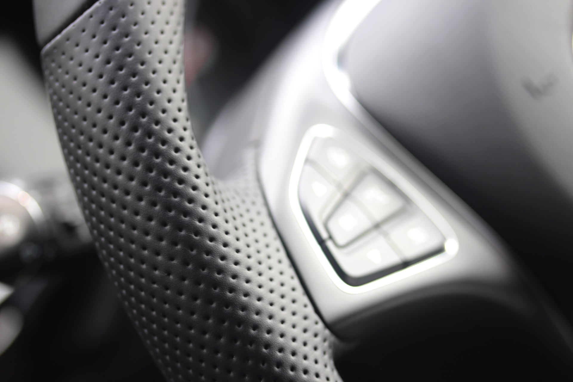 Automotive: trasformazione digitale del settore auto con progettazione virtuale, gemelli digitali e veicoli elettrici connessi, tra innovazione industriale, sostenibilità e nuovi modelli di business globali