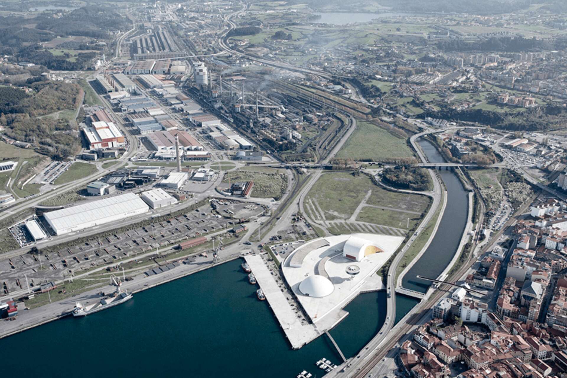 Avilés e Oviedo: veduta urbana tra porto industriale e Centro Niemeyer simbolo della trasformazione del modello produttivo asturiano verso digitalizzazione e nuove filiere ad alto valore aggiunto