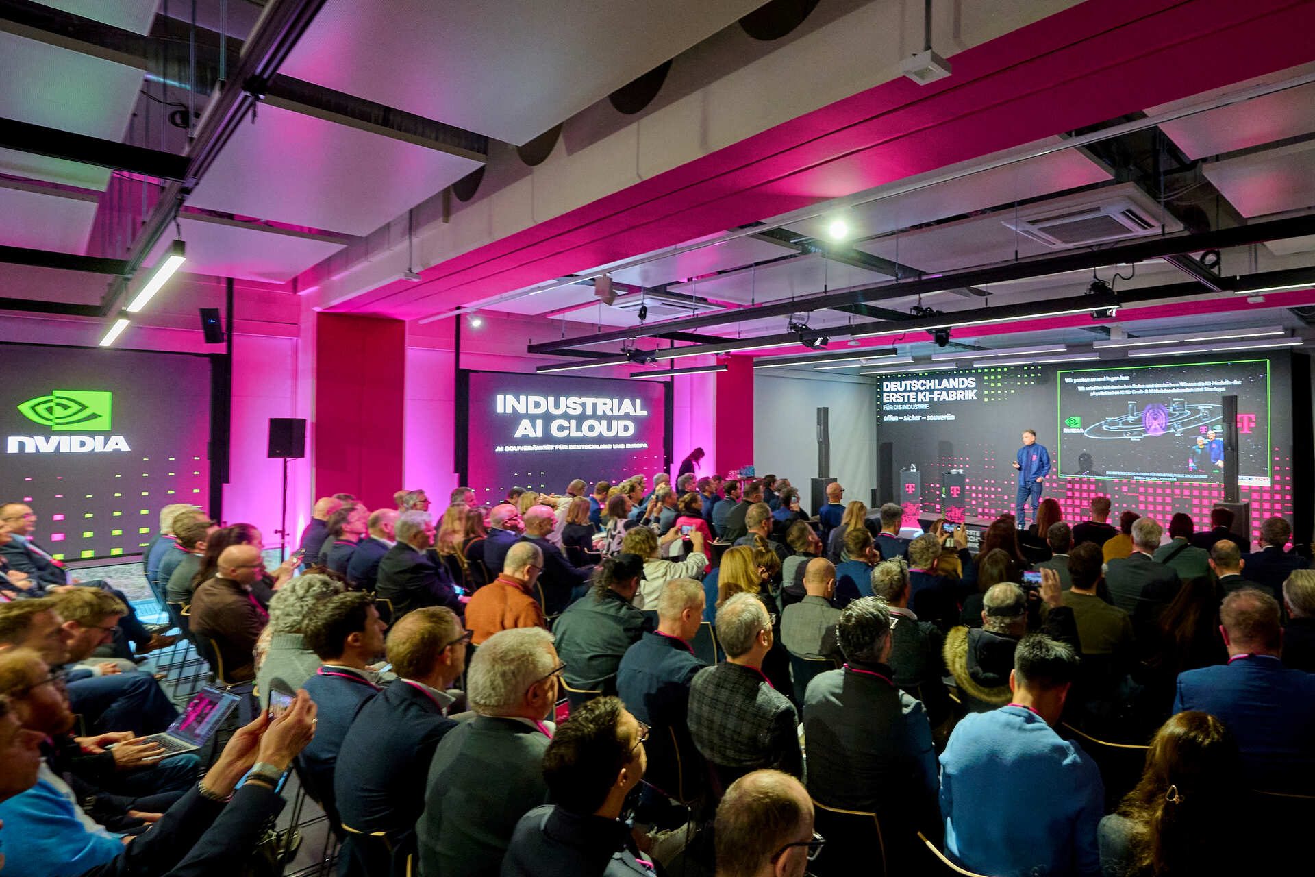 Deutsche Telekom AI: fabbrica dell’intelligenza artificiale con infrastrutture sostenibili, sistemi di supercomputing e cloud sovrano dedicato a innovazione, analisi dati e applicazioni AI per settori industriali e istituzionali