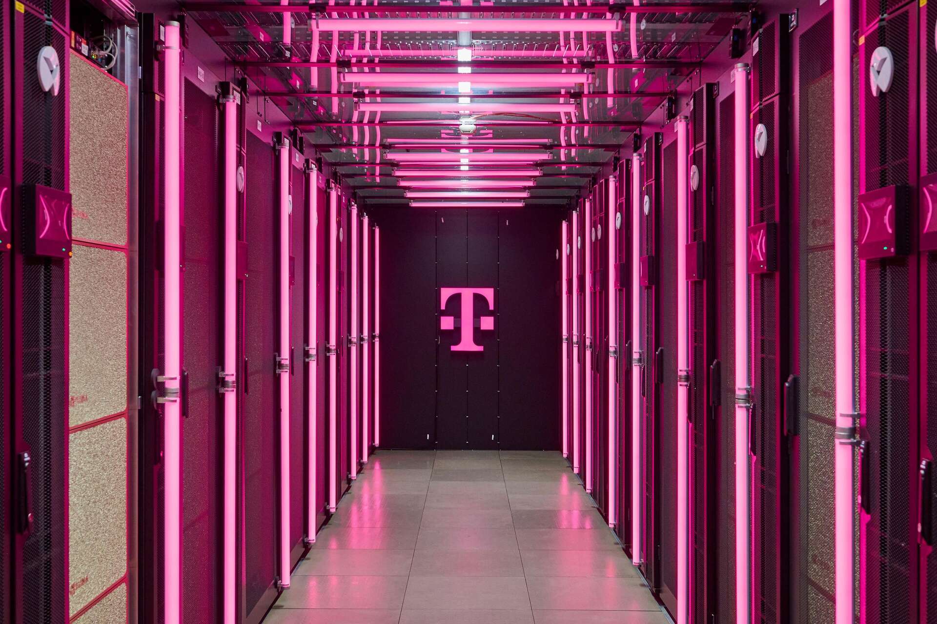 Deutsche Telekom AI: infrastruttura cloud per intelligenza artificiale industriale con data center ad alte prestazioni, supercalcolo GPU e servizi digitali avanzati per imprese, ricerca e pubblica amministrazione europea