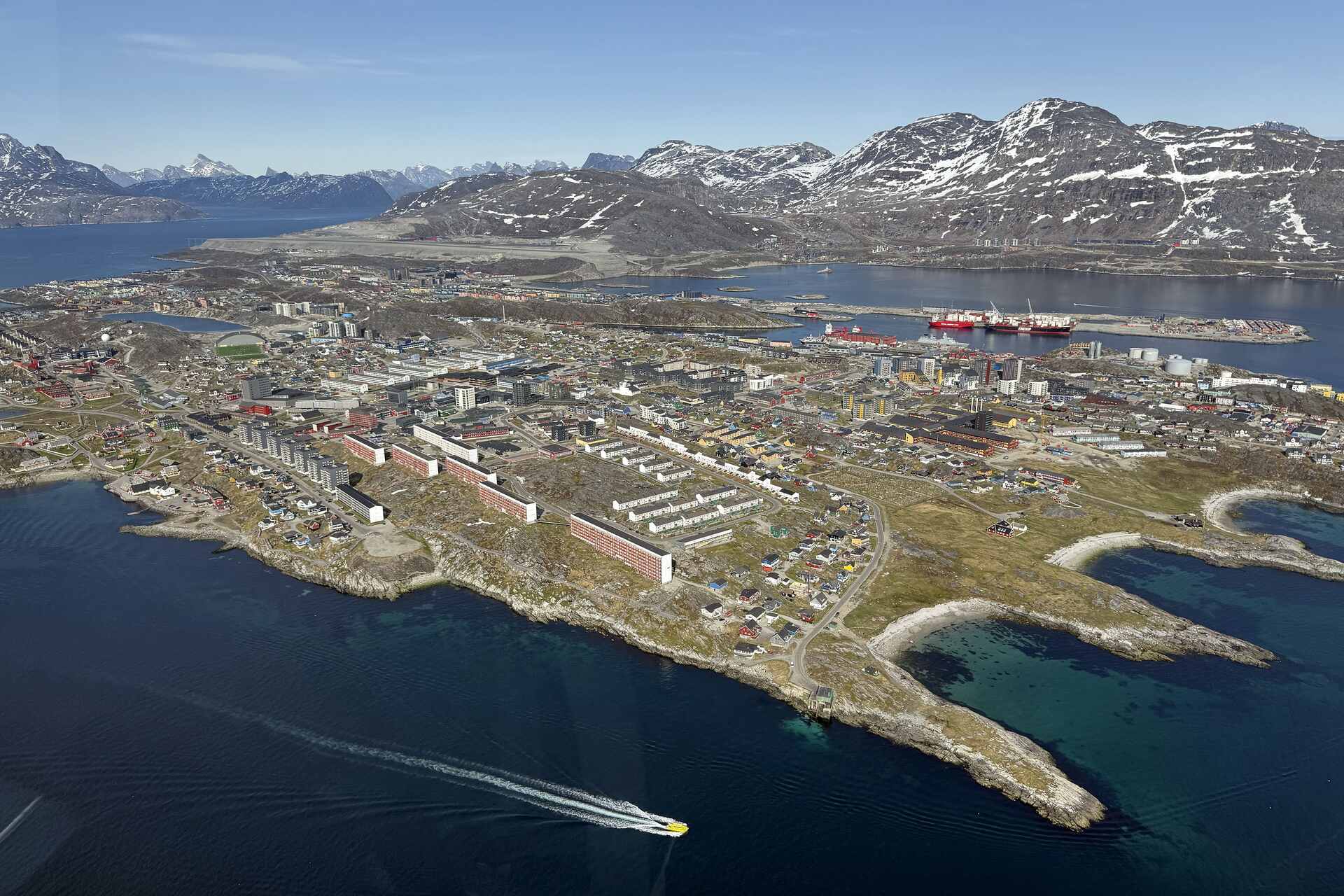 Nuuk: droni e tecnologie di soccorso testati in ambiente artico, operazioni di ricerca e salvataggio in aree remote con condizioni meteo estreme, innovazione nei sistemi aerei senza pilota per emergenze e sicurezza