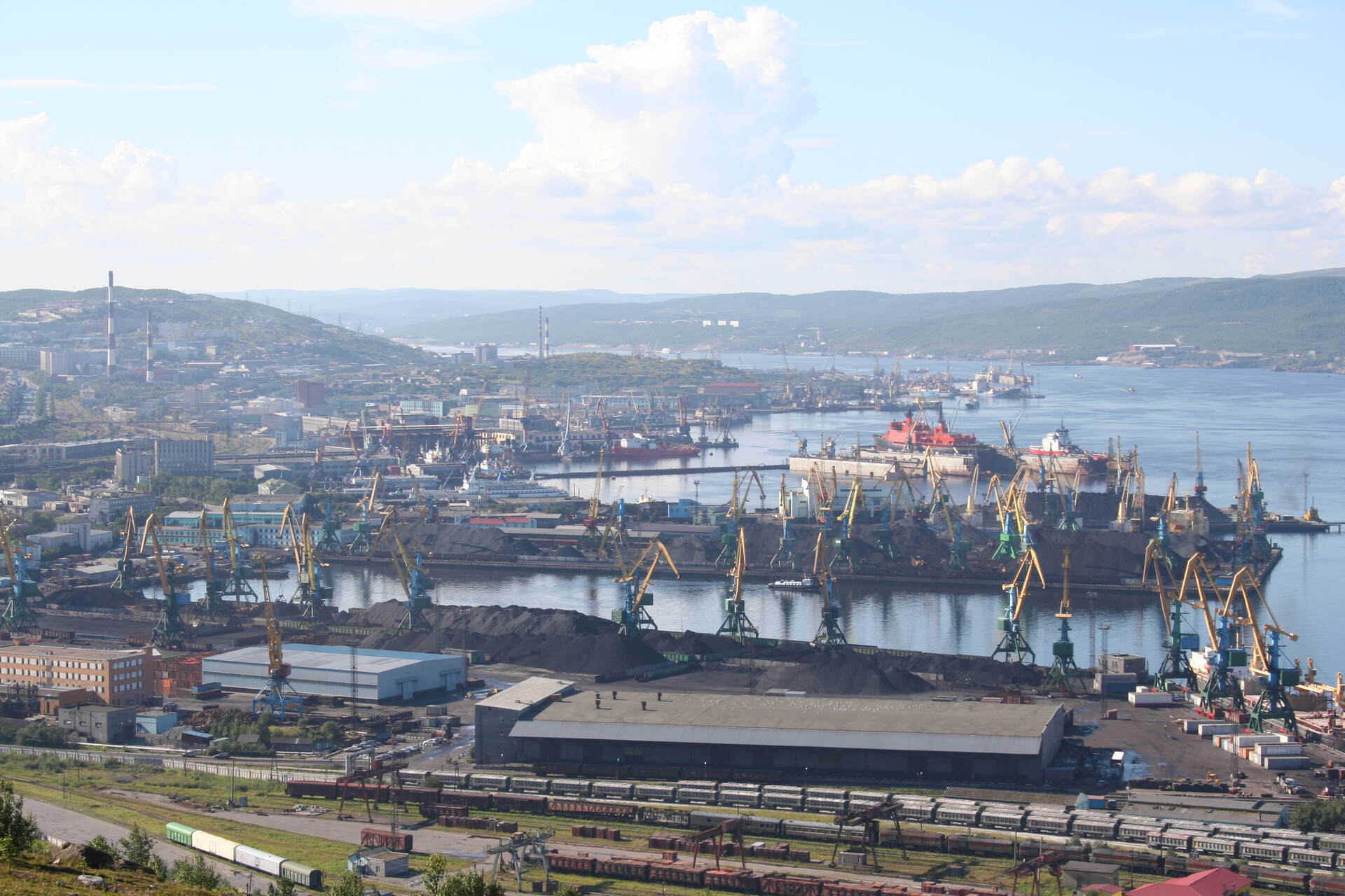 Murmansk: porto artico della Russia sul Golfo di Kola, snodo strategico della Northern Sea Route, infrastrutture energetiche e terminal industriali operativi tutto l’anno in un contesto geopolitico e climatico estremo