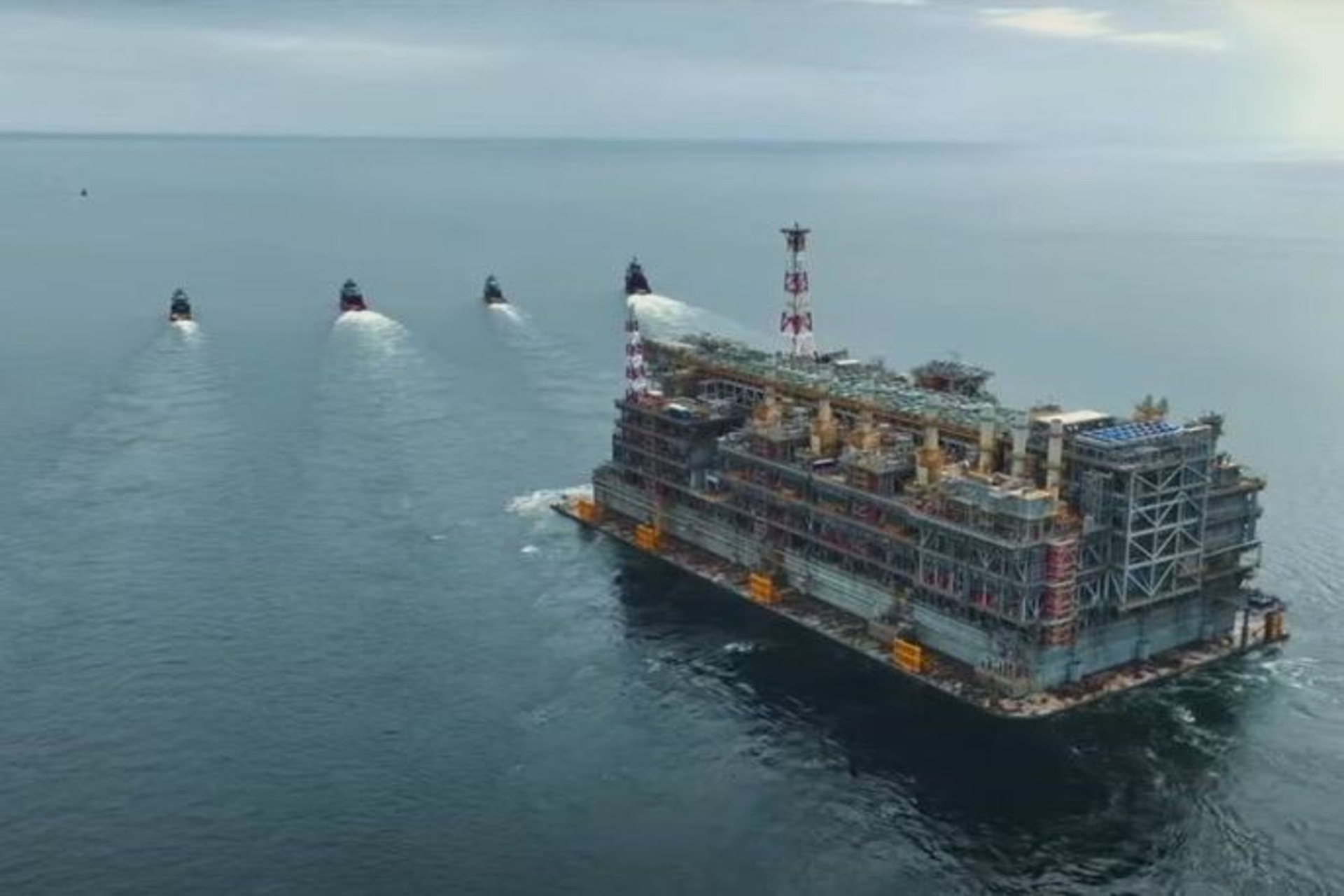 Murmansk: città portuale oltre il Circolo Polare Artico, hub logistico e commerciale con collegamenti ferroviari e marittimi, punto chiave per export di gas naturale liquefatto e traffici nel Nord Europa