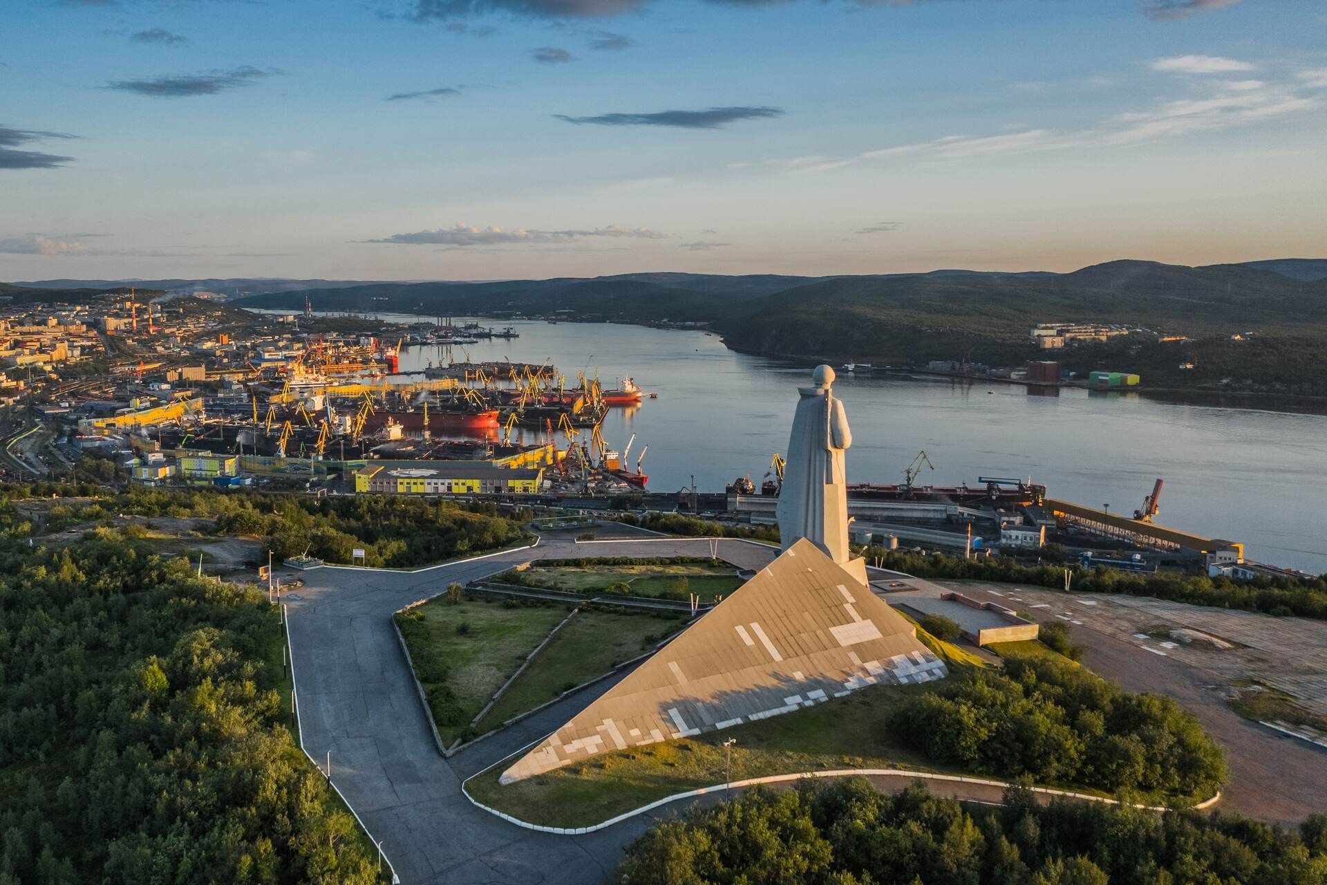 Murmansk: porto artico della Russia sul Golfo di Kola, snodo strategico della Northern Sea Route, infrastrutture energetiche e terminal industriali operativi tutto l’anno in un contesto geopolitico e climatico estremo