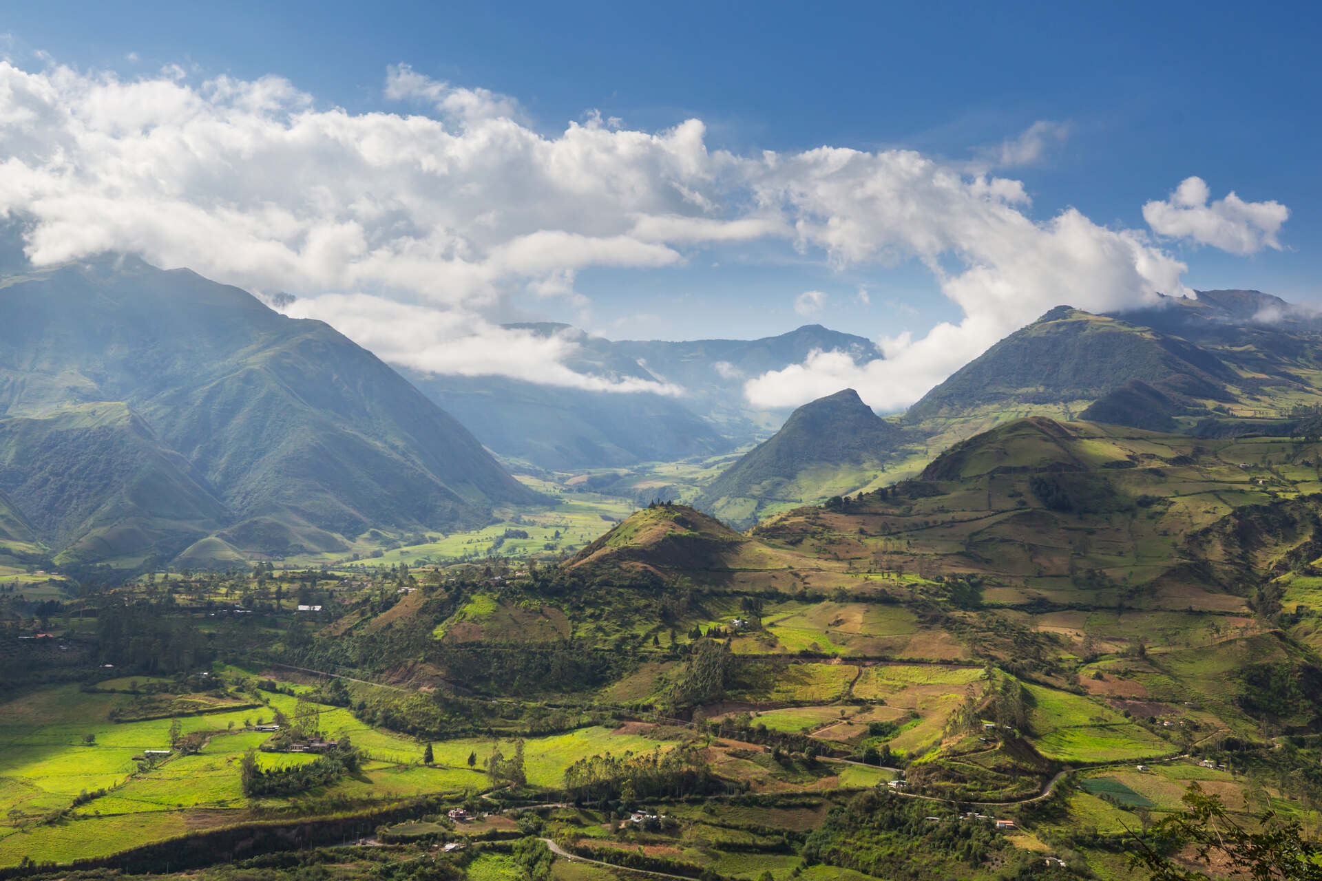 Ecuador e Quito: innovazione nel turismo digitale con intelligenza artificiale, analisi dei dati e modelli di destinazione intelligente per sostenibilità, gestione dei flussi e sviluppo competitivo del territorio