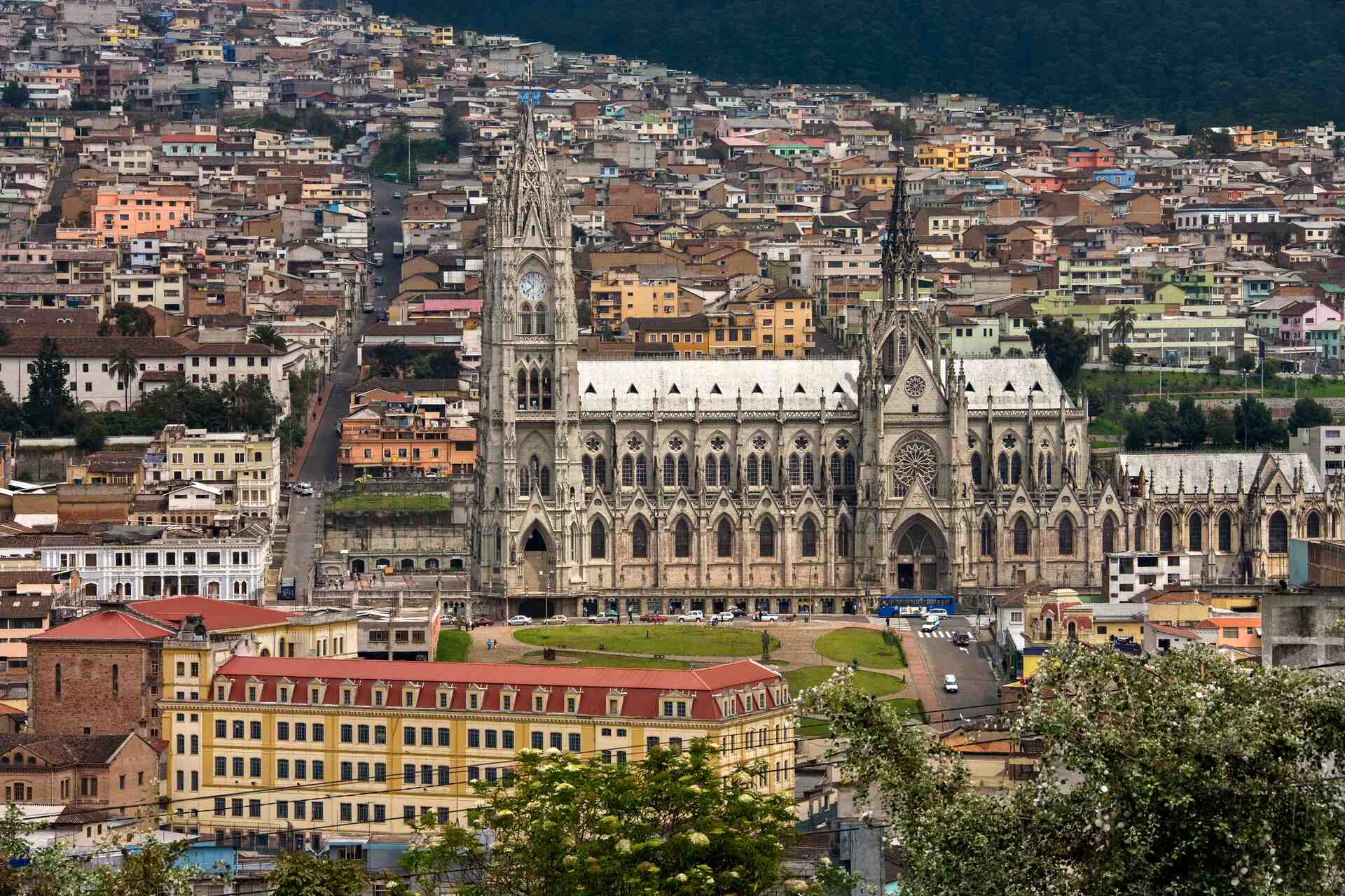 Ecuador e Quito: modelli di smart destination e innovazione territoriale con tecnologie digitali, dati integrati e politiche turistiche evolute orientate a efficienza, qualità e resilienza del sistema turistico