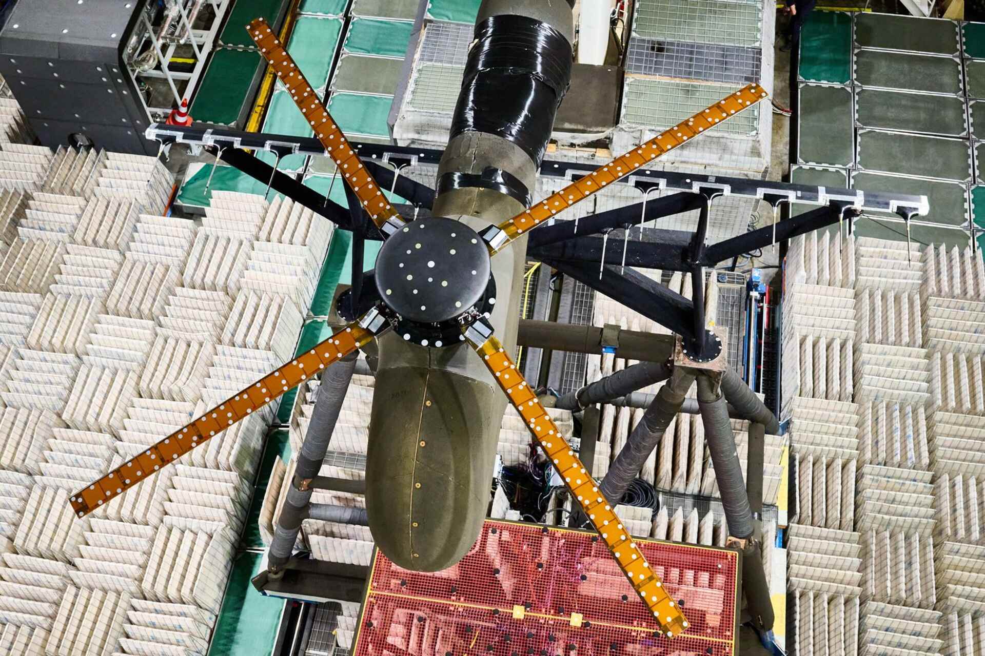 Pale intelligenti: sistema con attuatori piezoceramici e monitoraggio in tempo reale per ottimizzare aerodinamica, efficienza e impatto acustico durante il volo e l’atterraggio