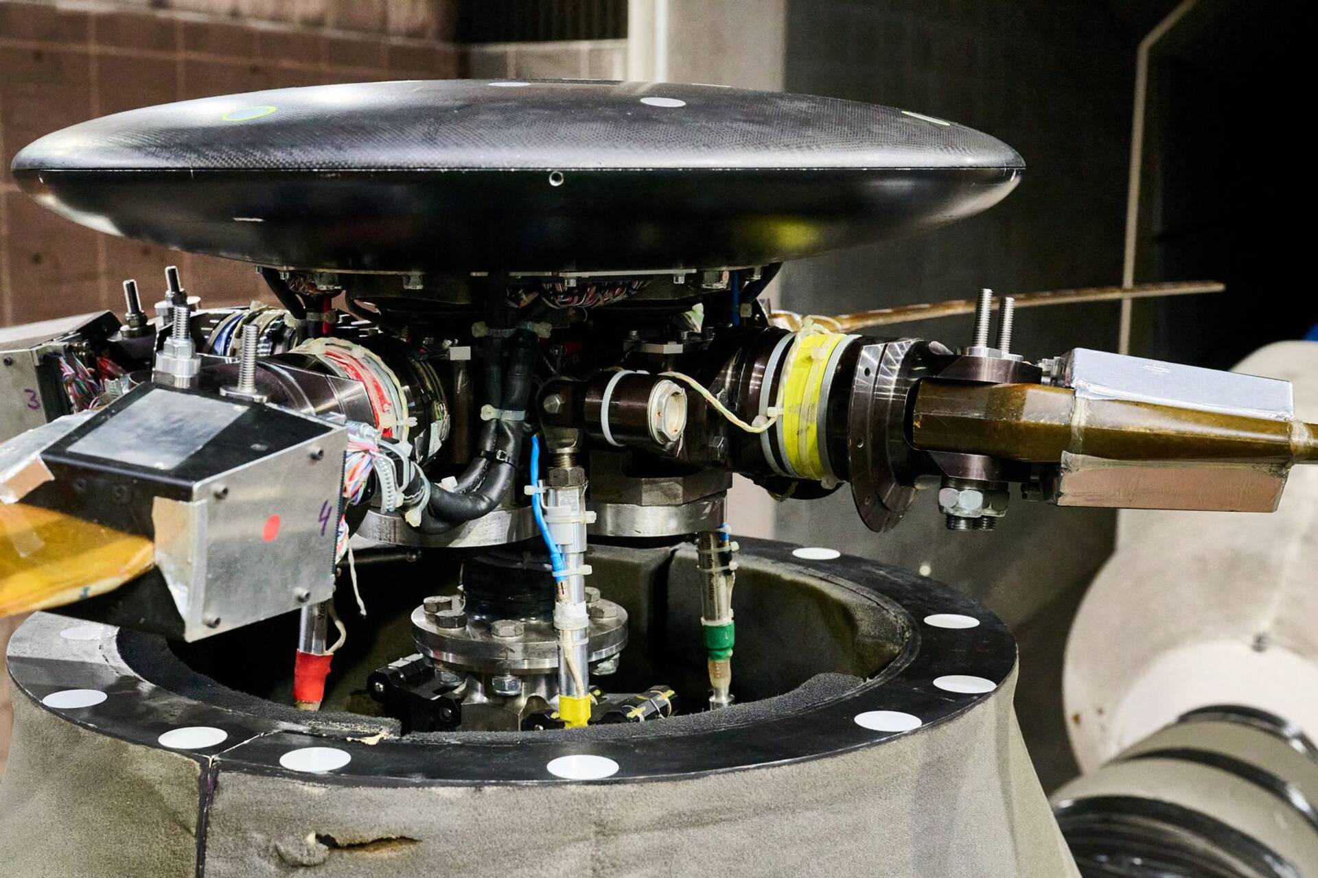 Pale intelligenti: sistema con attuatori piezoceramici e monitoraggio in tempo reale per ottimizzare aerodinamica, efficienza e impatto acustico durante il volo e l’atterraggio