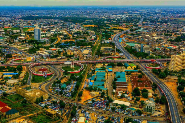 Città senza respiro: l’espansione incontrollabile di Kano