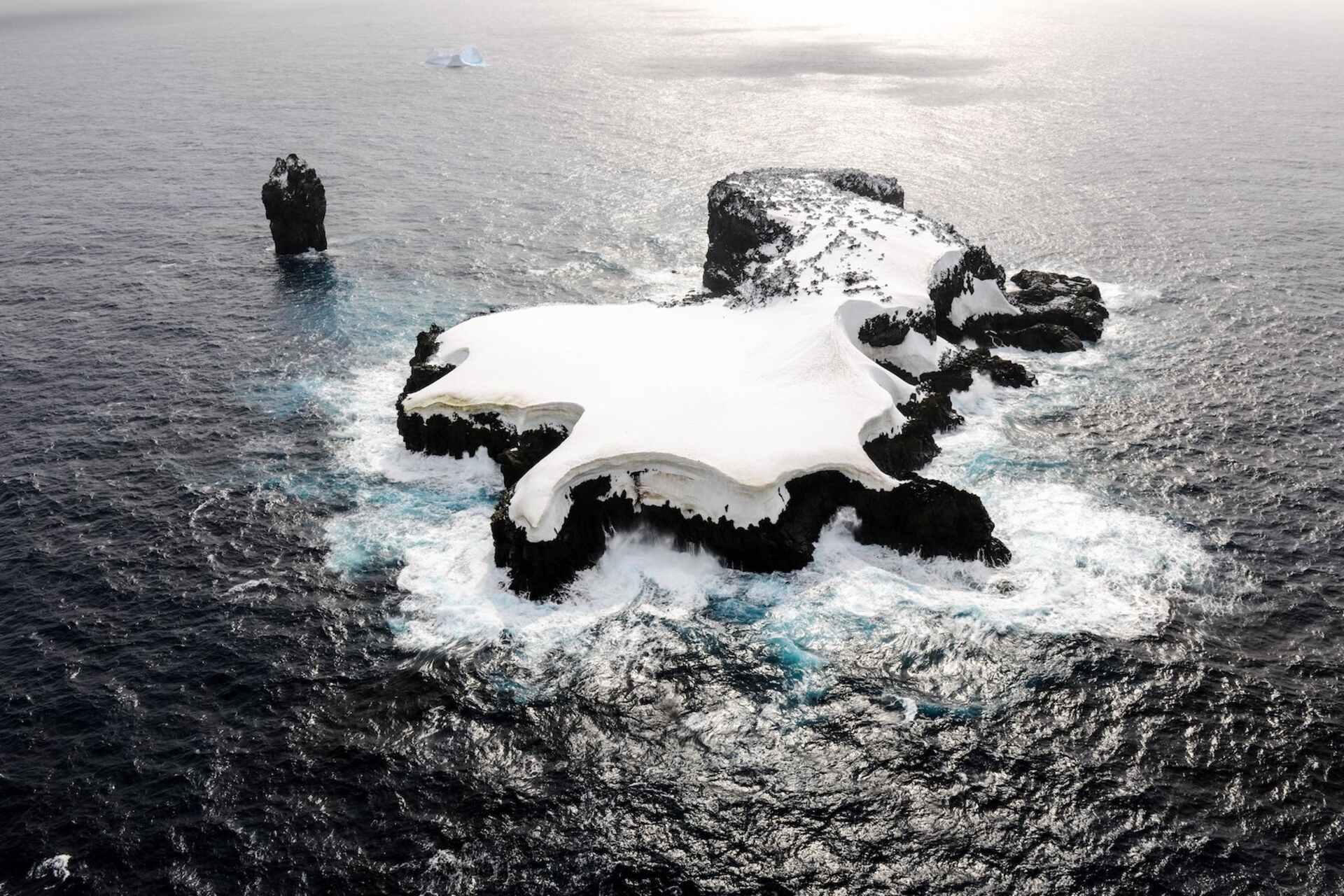 Scott Island: isola vulcanica remota del Mare di Ross in Antartide, ambiente estremo usato come riferimento per ricerca scientifica, monitoraggio climatico, sensoristica autonoma e tecnologie di osservazione polare avanzata