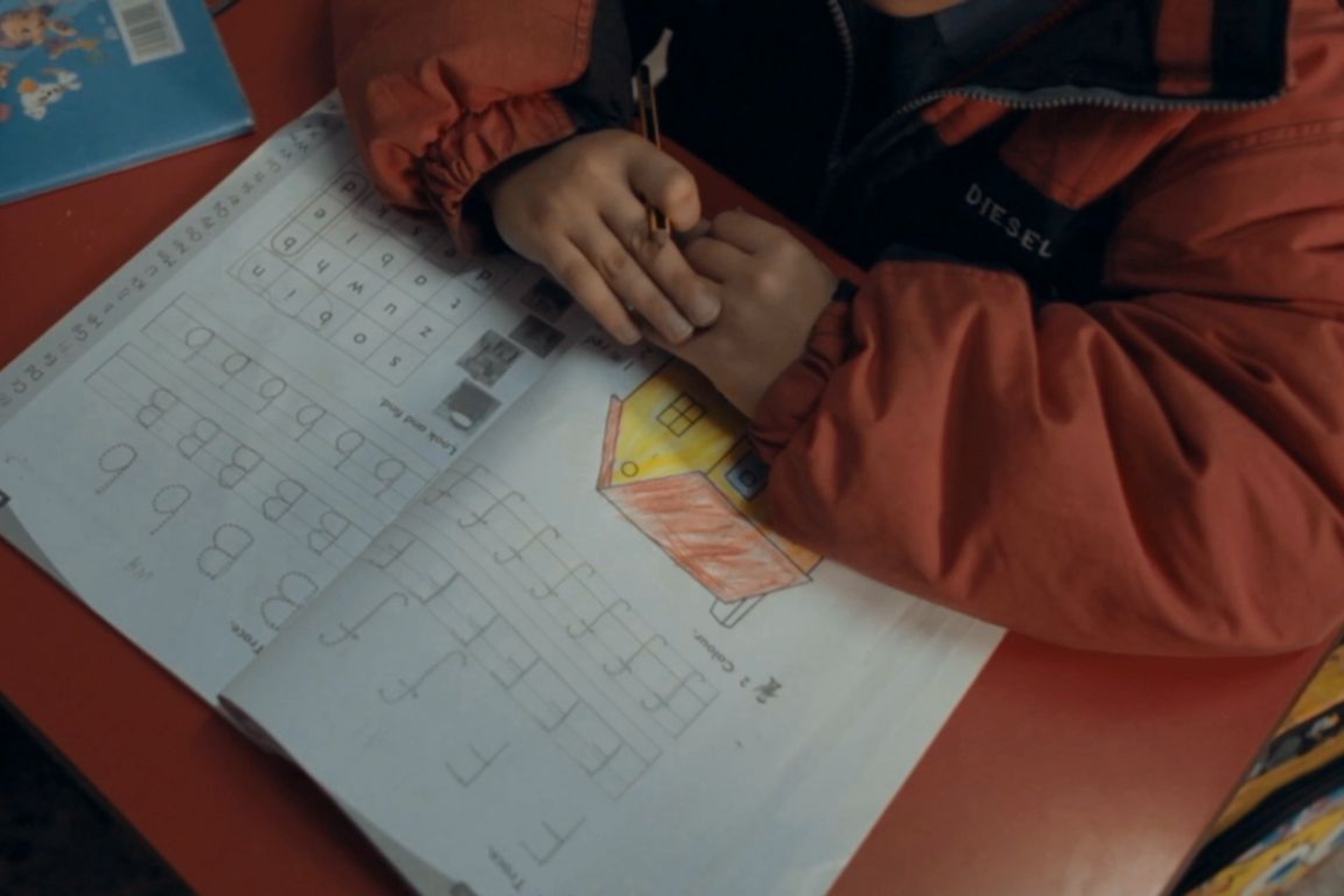Startup EdTech in Libia: trasformazione digitale: docente utilizza strumenti didattici online da computer per gestire materiali di studio, comunicazioni e attività formative in ambiente scolastico con piattaforme educative e processi digitali integrati