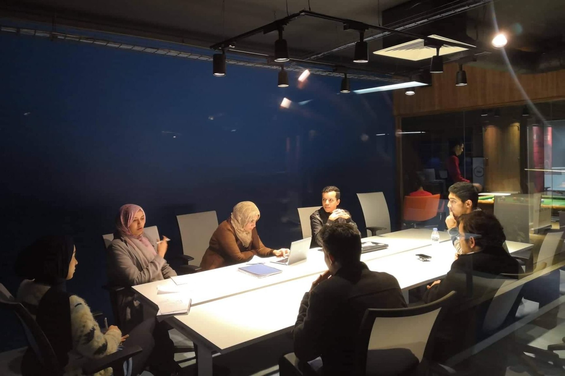 Startup EdTech in Libia: trasformazione digitale: docente utilizza strumenti didattici online da computer per gestire materiali di studio, comunicazioni e attività formative in ambiente scolastico con piattaforme educative e processi digitali integrati