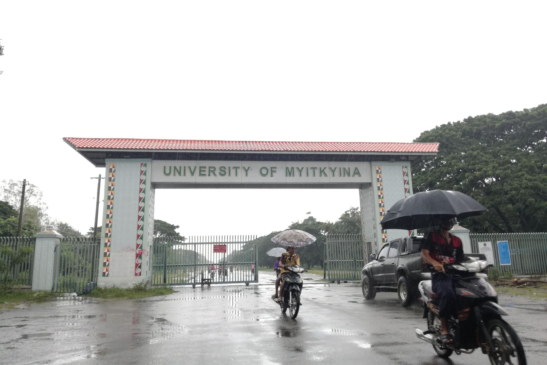 Stato Kachin: infrastrutture minerarie e vasche di lisciviazione in aree rurali del Myanmar settentrionale, simbolo delle tensioni tra transizione verde, sicurezza delle filiere e tutela del territorio