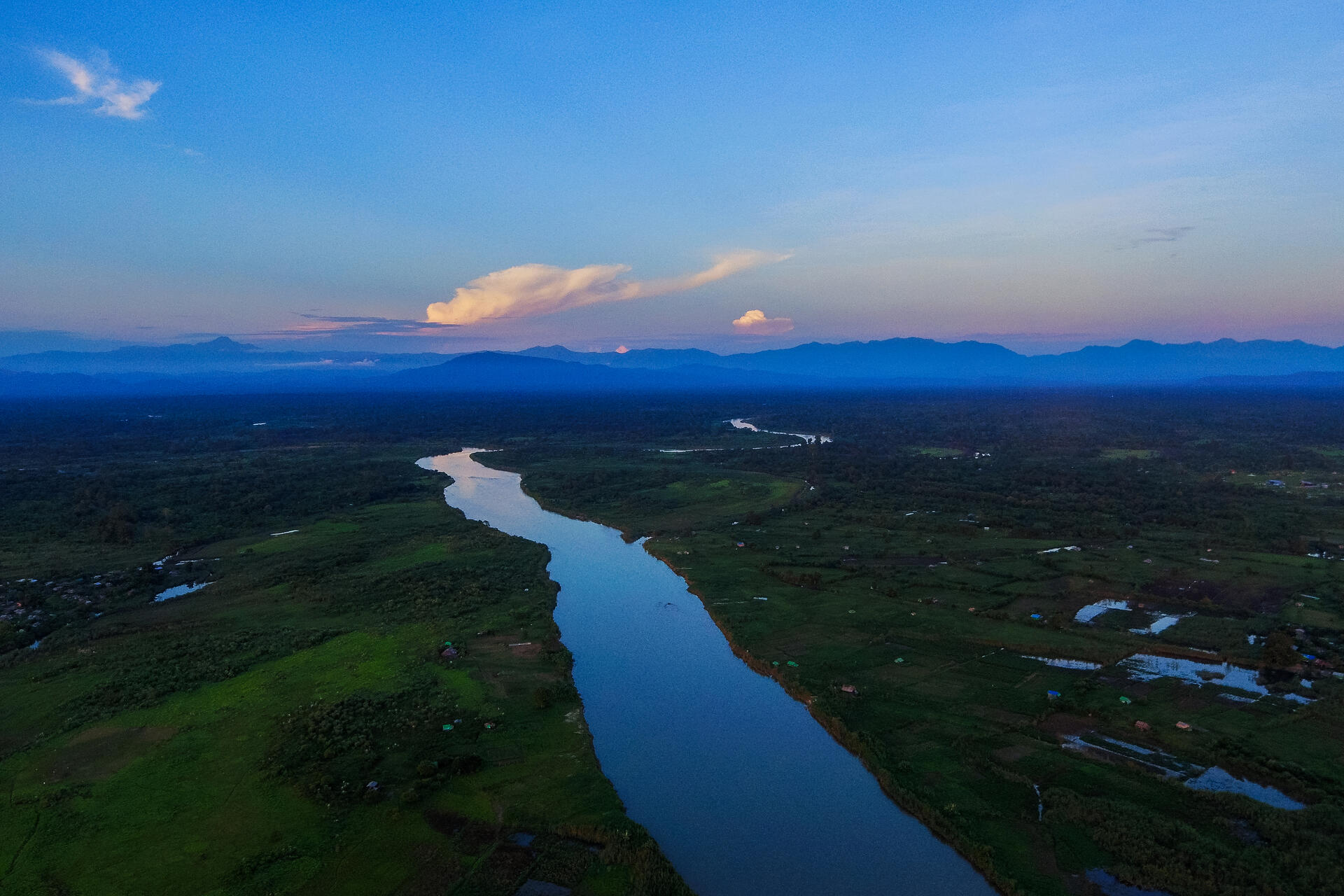 Stato Kachin: infrastrutture minerarie e vasche di lisciviazione in aree rurali del Myanmar settentrionale, simbolo delle tensioni tra transizione verde, sicurezza delle filiere e tutela del territorio