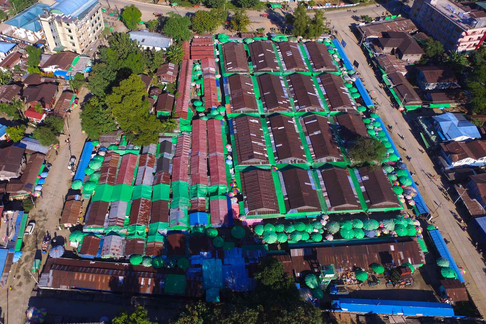Stato Kachin: pendii collinari e foreste trasformati dall’estrazione di disprosio e terbio, elementi strategici per turbine eoliche e veicoli elettrici, con impatti ambientali e sociali sulle comunità locali